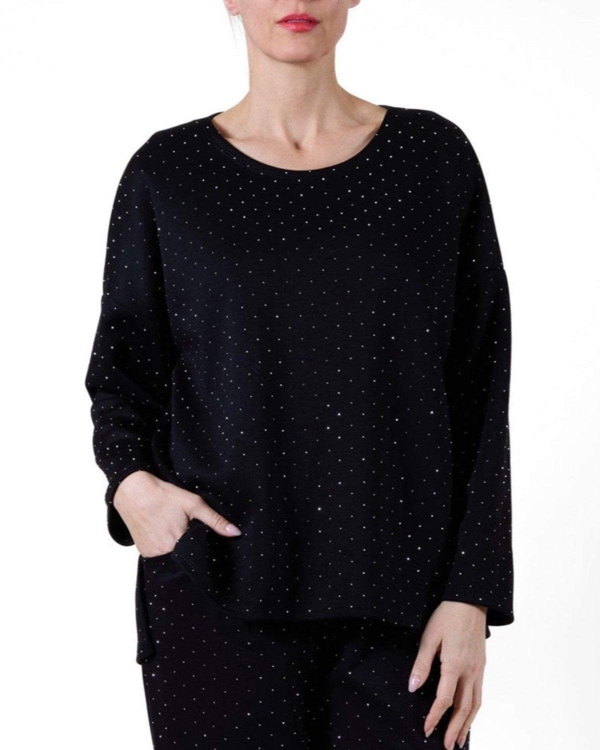 Haut noir à manches longues asymétrique orné de strass