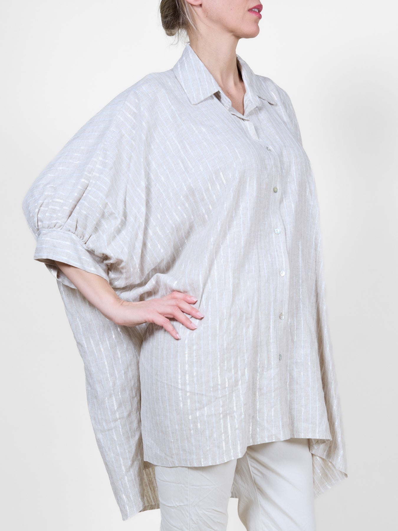 Chemisier oversize boutonné couleur avoine chinée à rayures métalliques