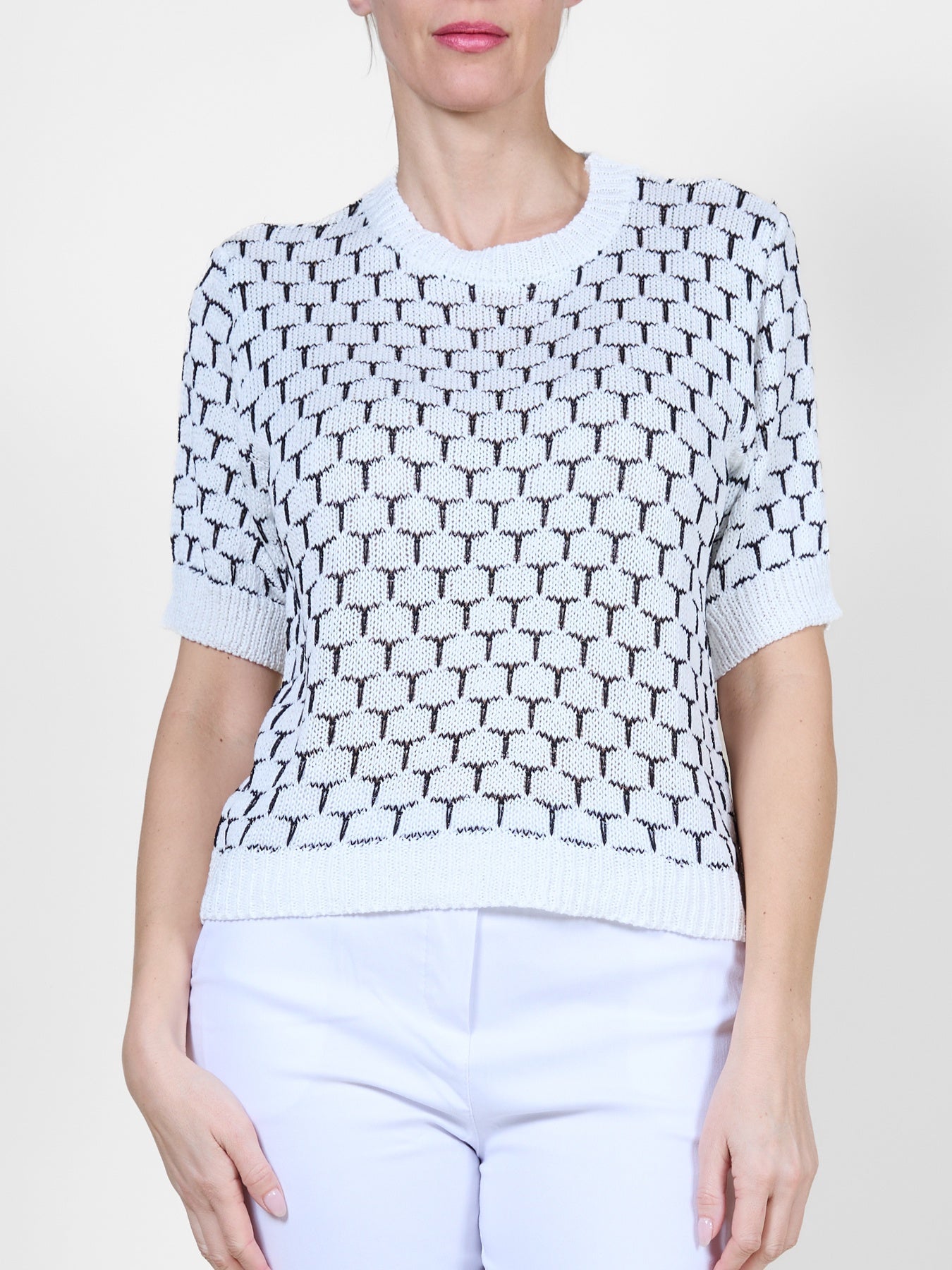 Pull en maille à manches courtes blanc et noir avec motif géométrique hexagonal