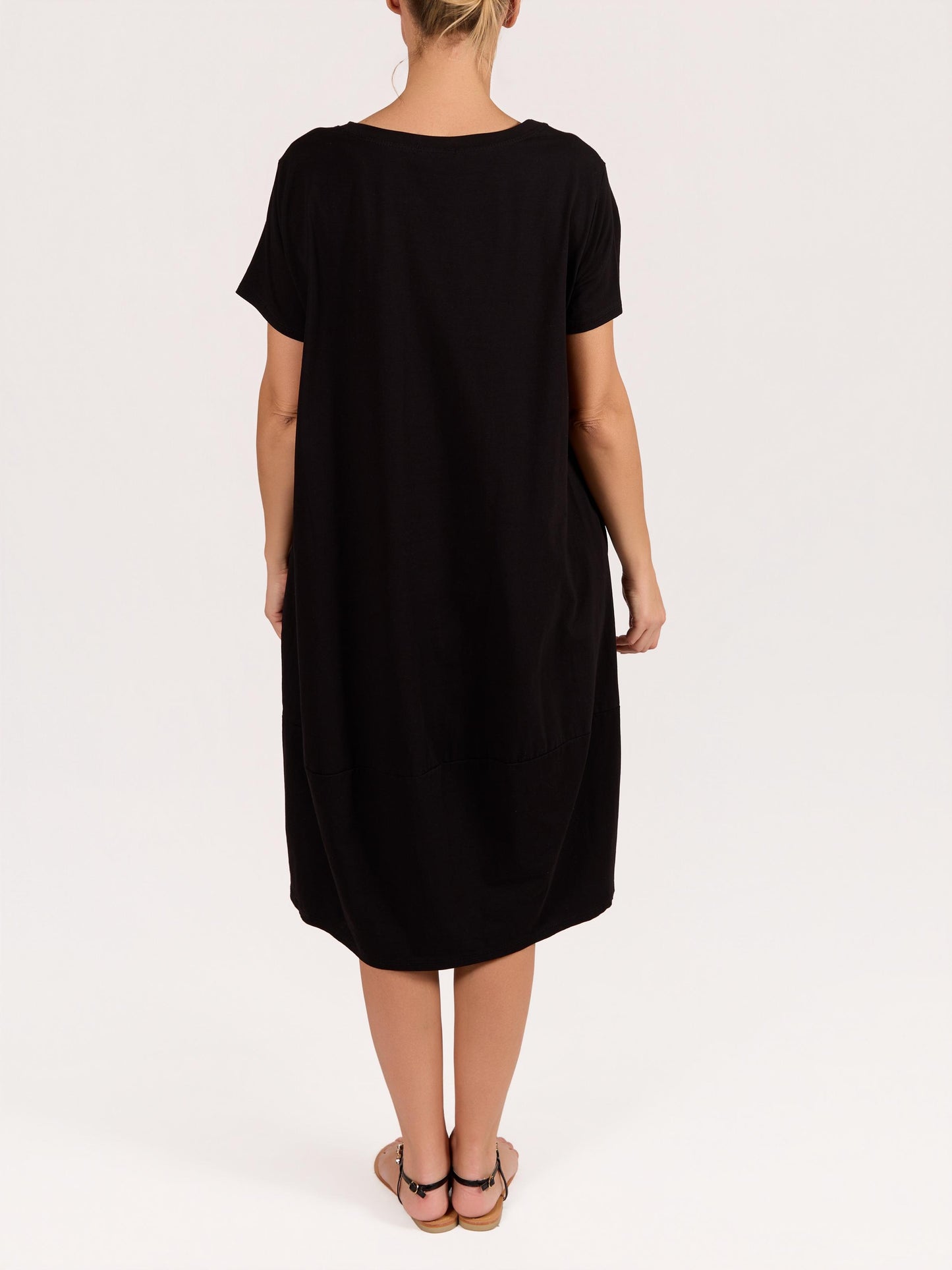 Robe maxi noire à manches courtes avec détail torsadé sur le côté