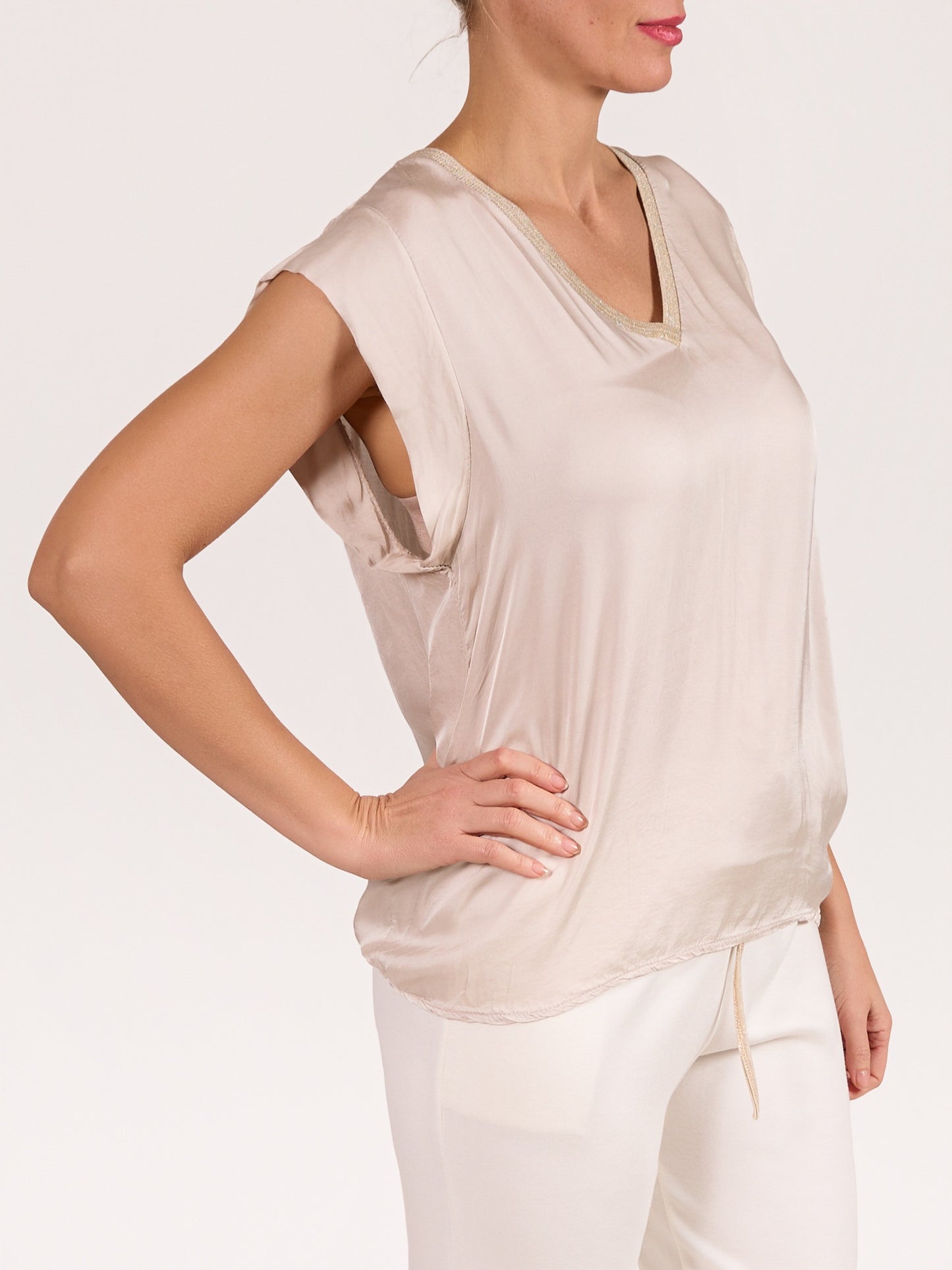 Haut beige en satin à col en V avec détail lurex et manches courtes