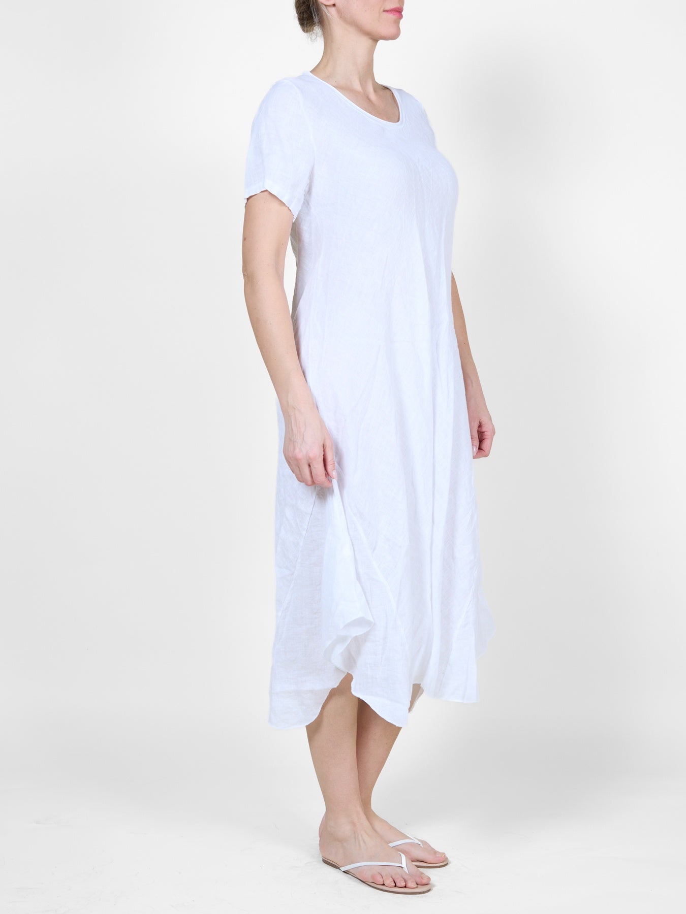 Robe t-shirt blanche à ourlet asymétrique fluide
