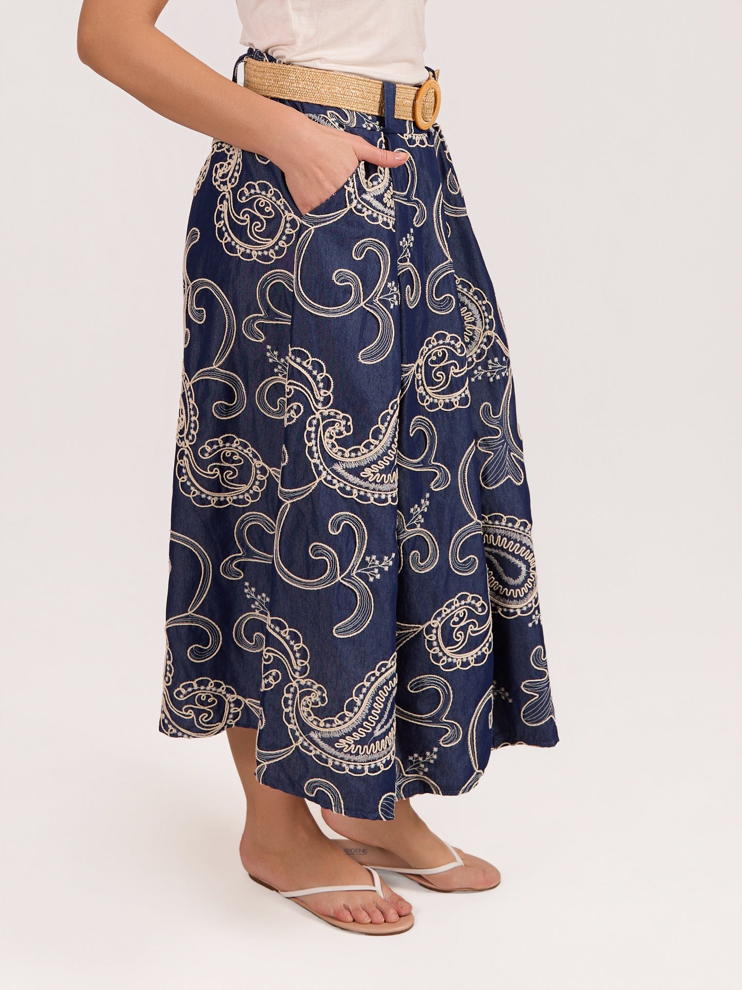 Jupe évasée bleu denim brodée avec ceinture