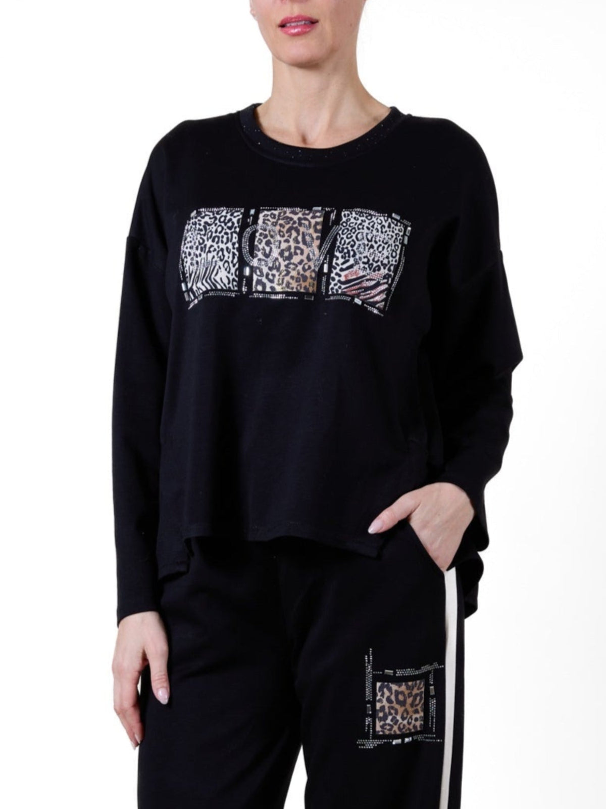 Pull à col rond fendu avec imprimé léopard métallisé