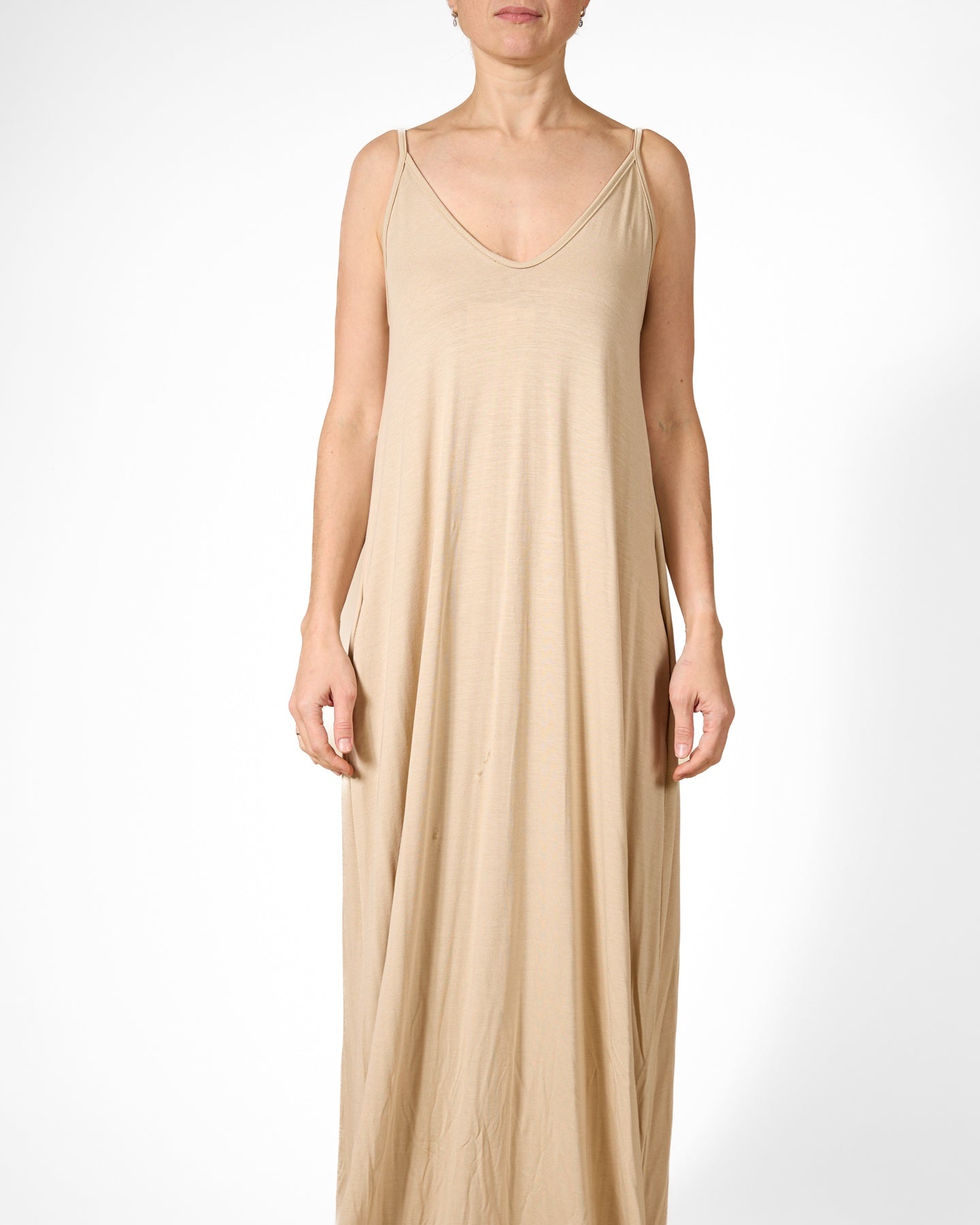 Robe longue beige à fines bretelles