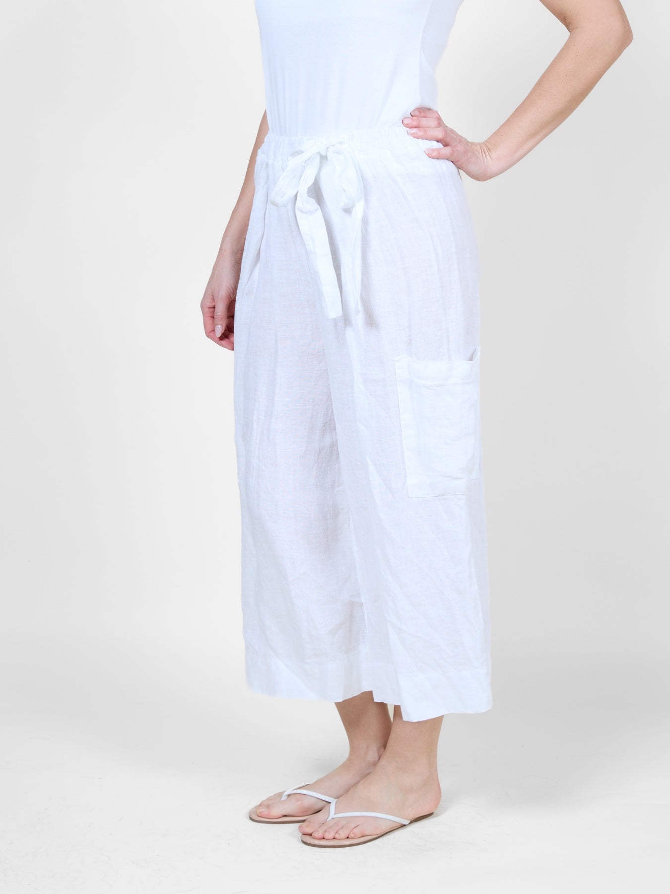 Pantalon de plage blanc court et fluide avec nœud sur le devant