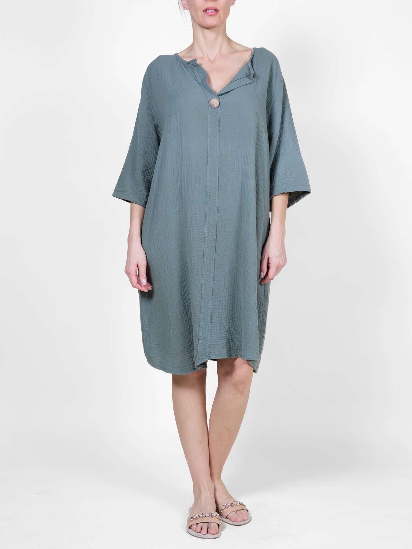 Robe en coton imprimé palmier, manches 3/4 et détails de boutons en bois