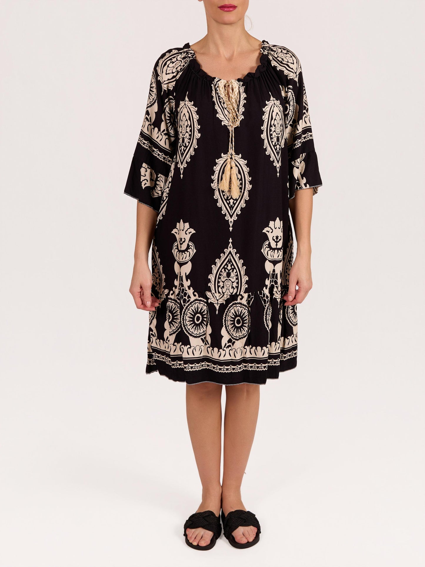 Robe paysanne noire à encolure bateau avec pampilles à l’avant imprimé cachemire