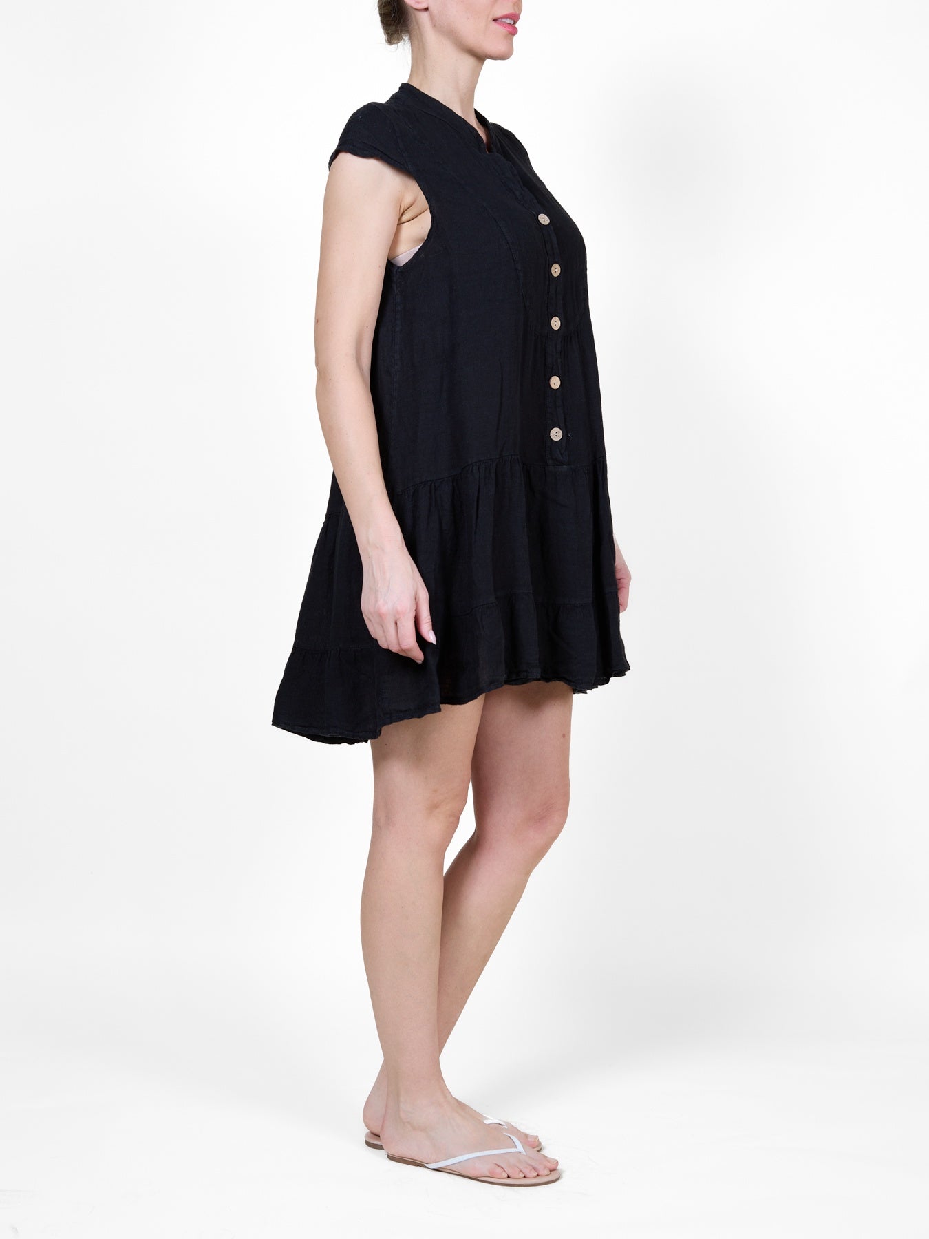 Robe paysanne noire à patte de boutonnage sur le devant et manches courtes