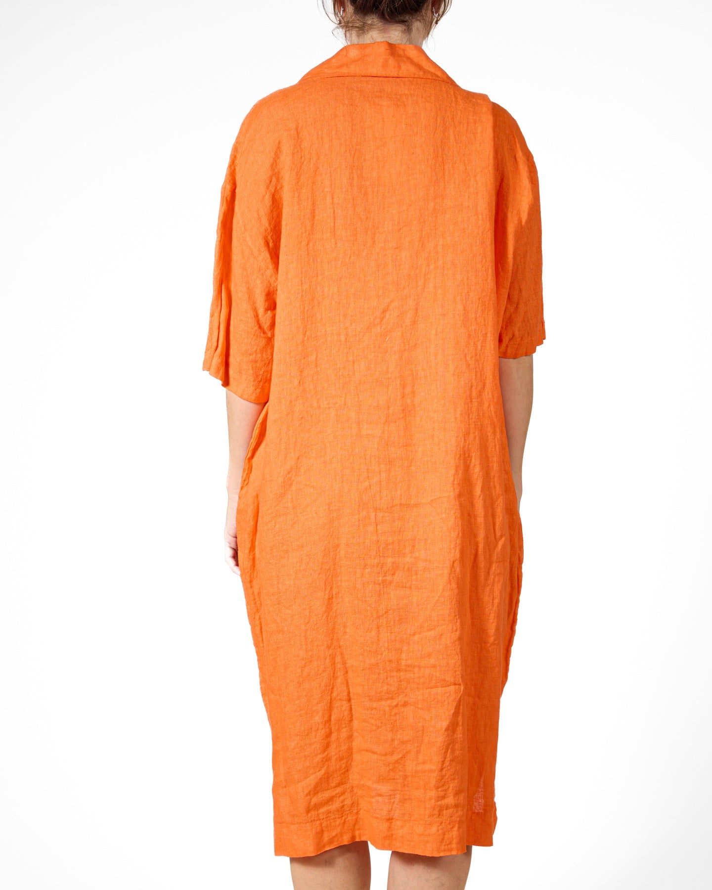 Robe orange à patte de boutonnage et deux poches sur le devant