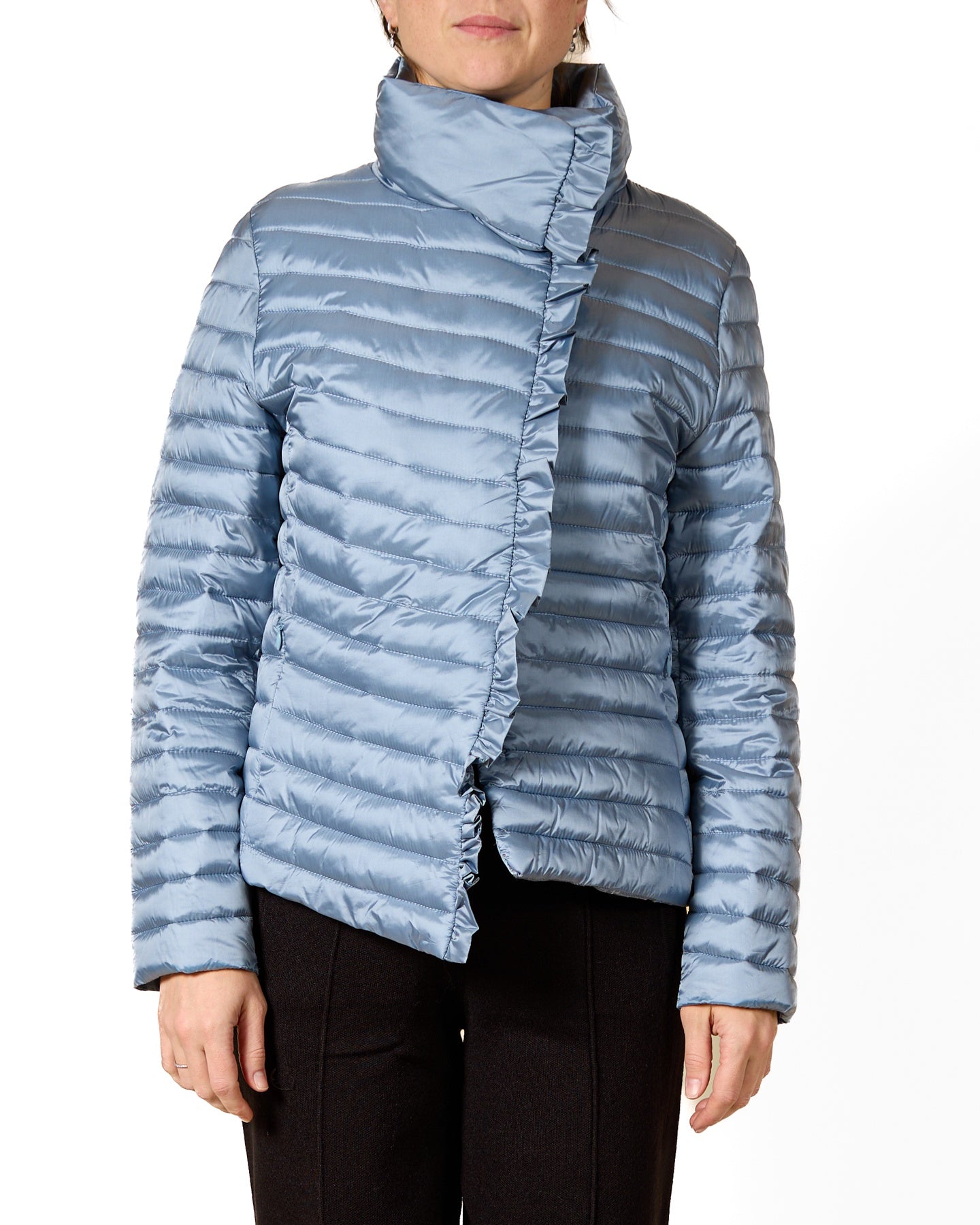 Manteau matelassé asymétrique bleu ciel à fermeture éclair et détails à volants