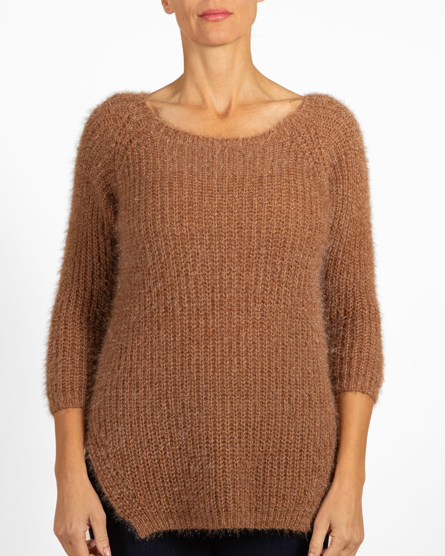 Pull en peluche couleur cognac, col rond profond dans le dos et fentes latérales