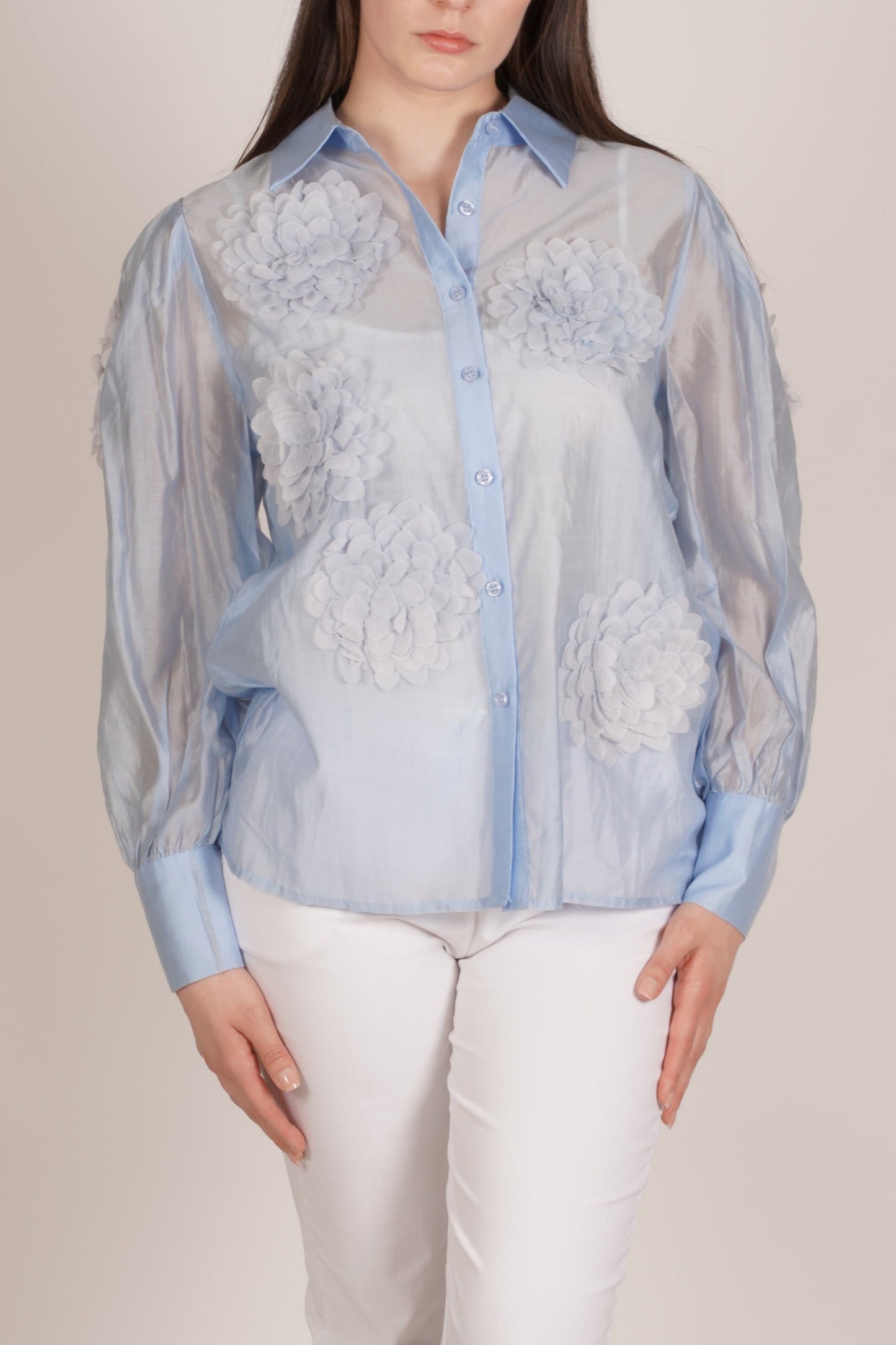 Chemisier bleu ciel boutonné avec détails de fleurs en tissu