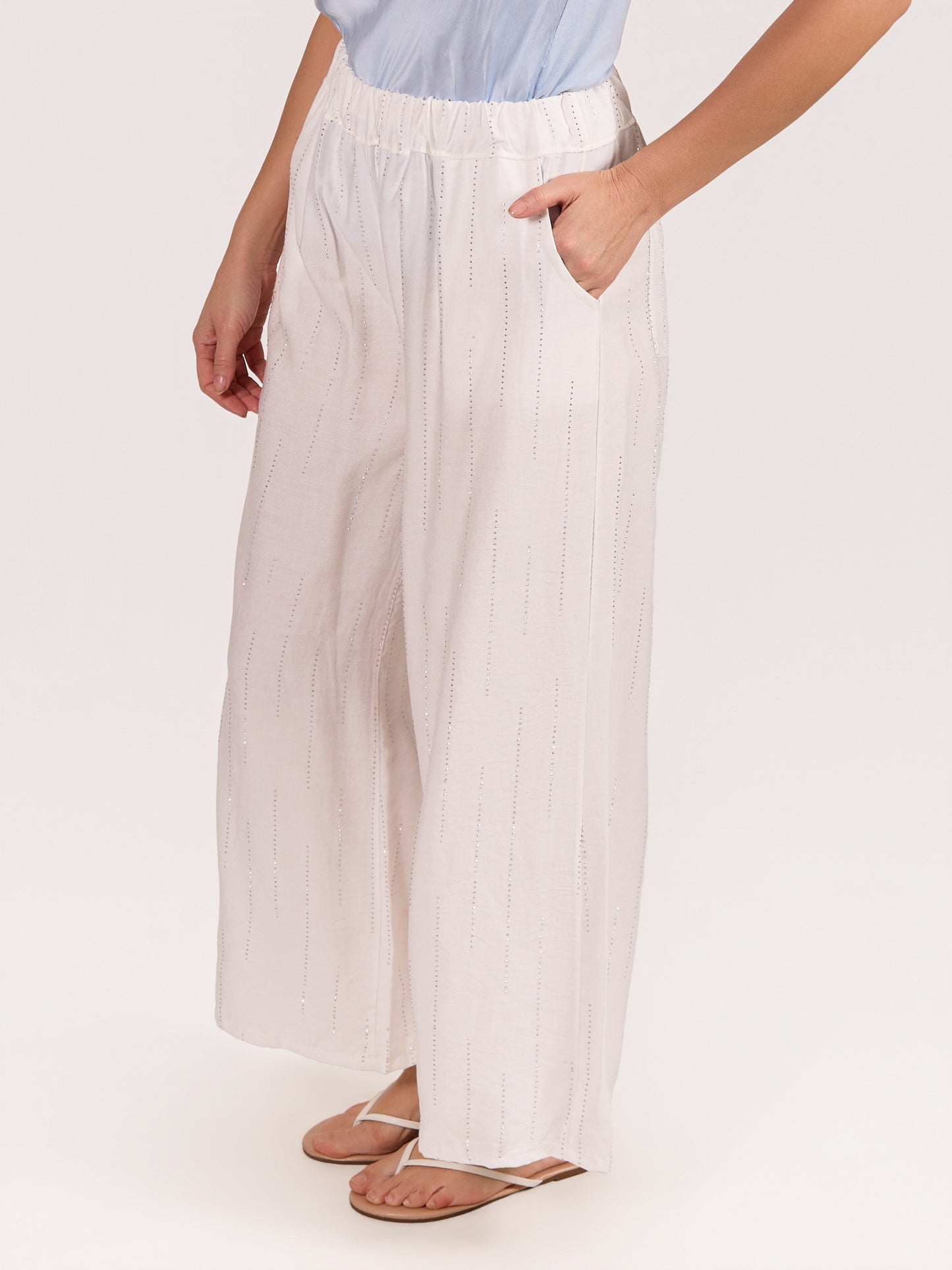 Pantalon blanc à enfiler à jambe large avec clous décoratifs
