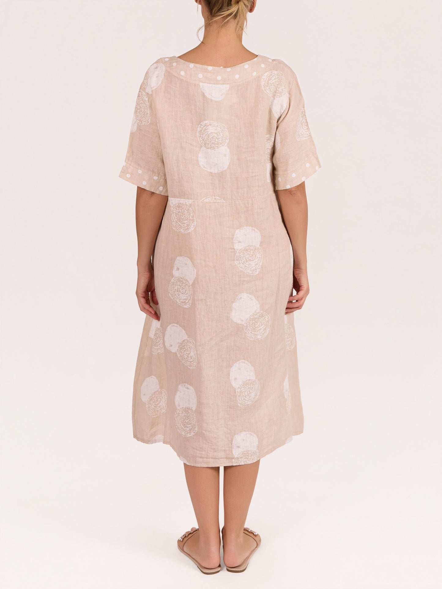 Robe beige à col en V avec plis à l’avant, manches courtes et imprimé pois circulaires