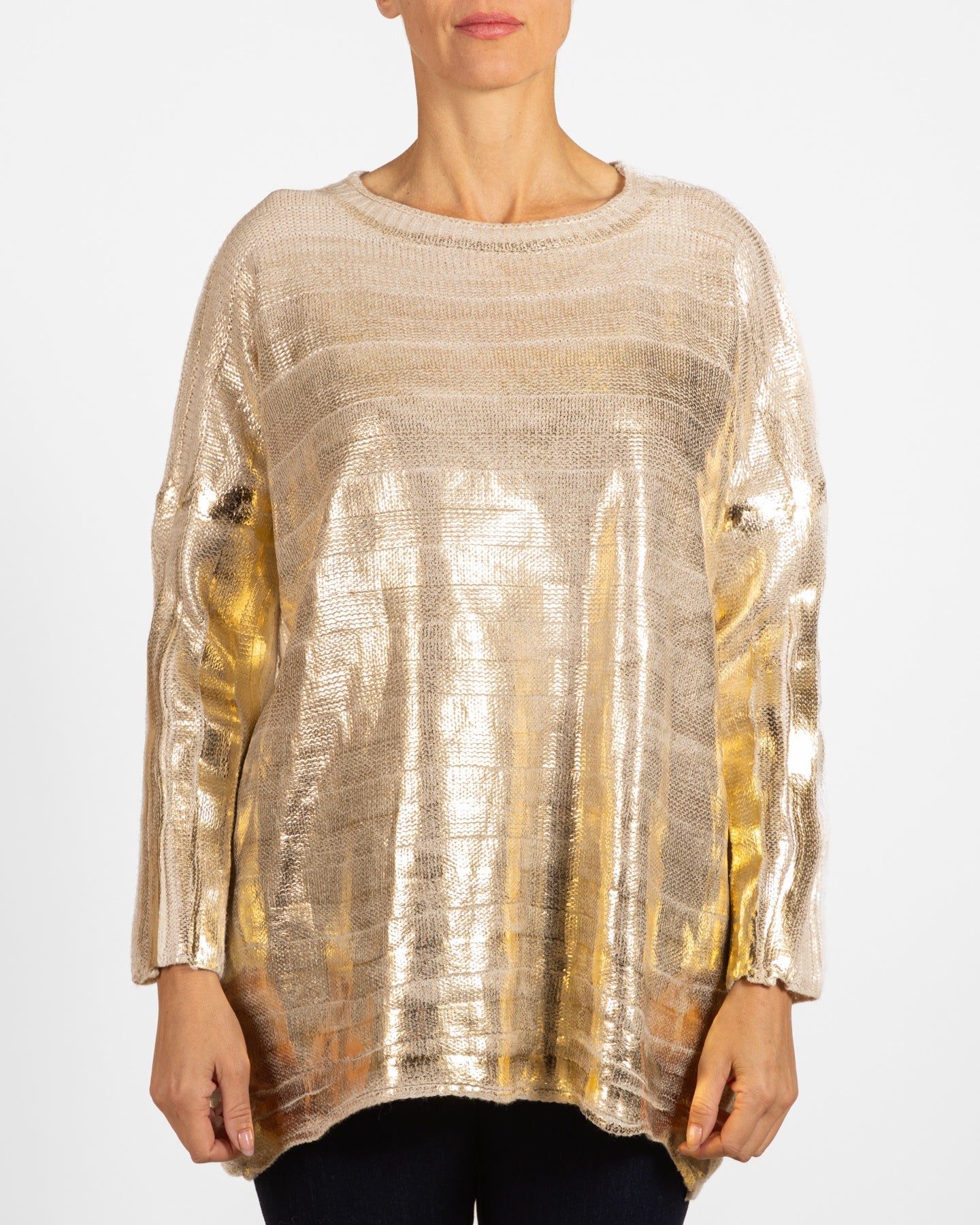 Pull beige à épaules tombantes, coupe carrée, en maille double, orné d'un détail doré sur le devant.