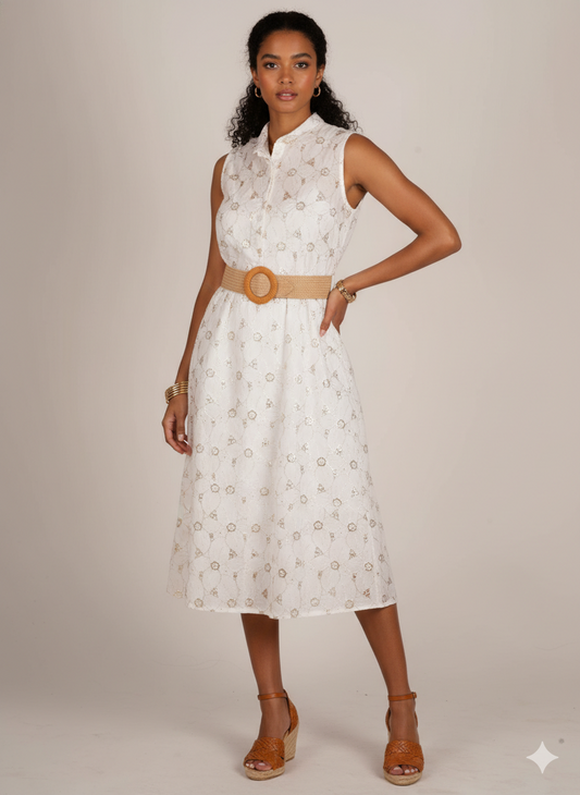 Robe blanche entièrement brodée de motifs dorés