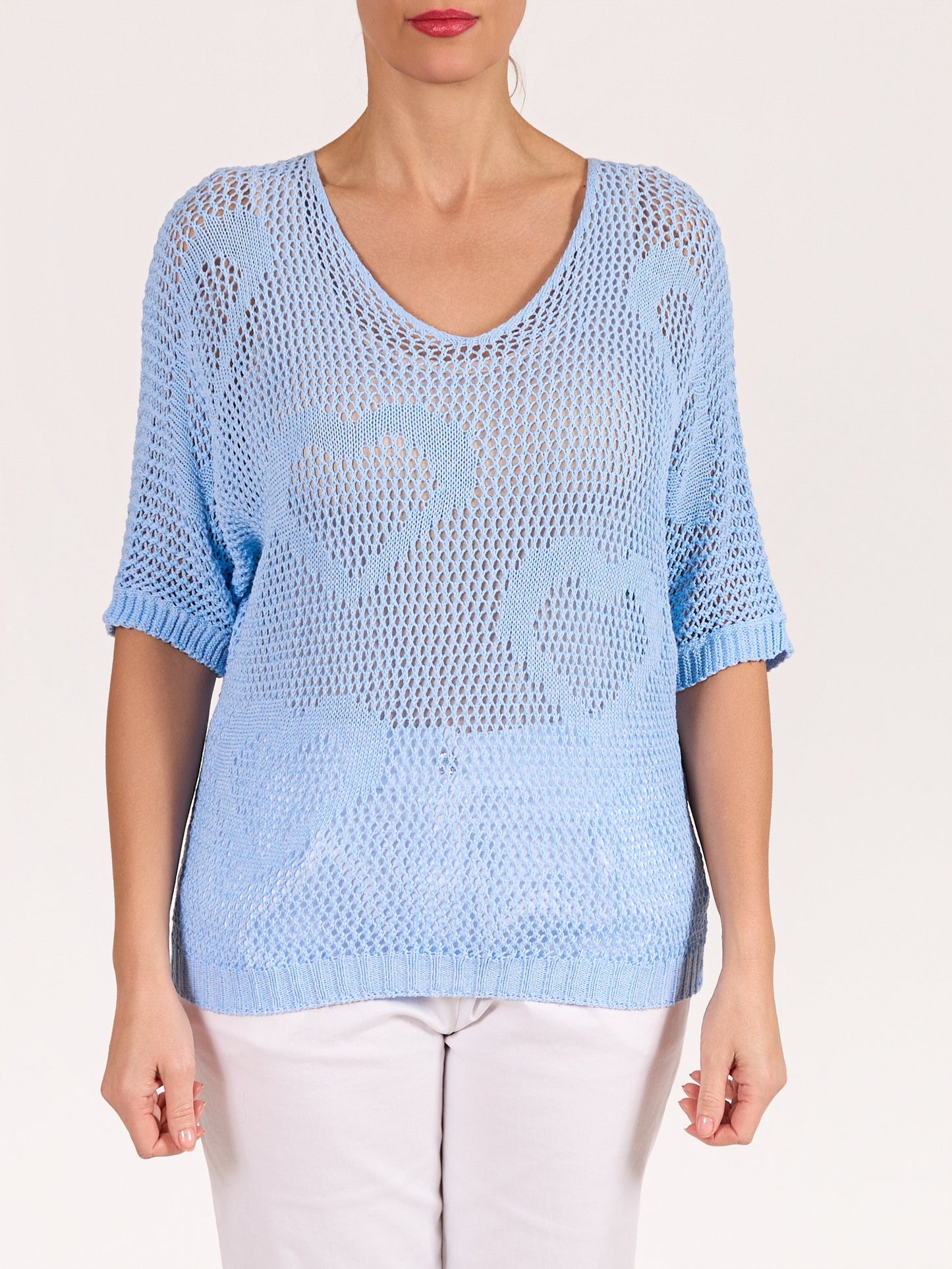 Pullover bleu en crochet à col en V avec motif cœur