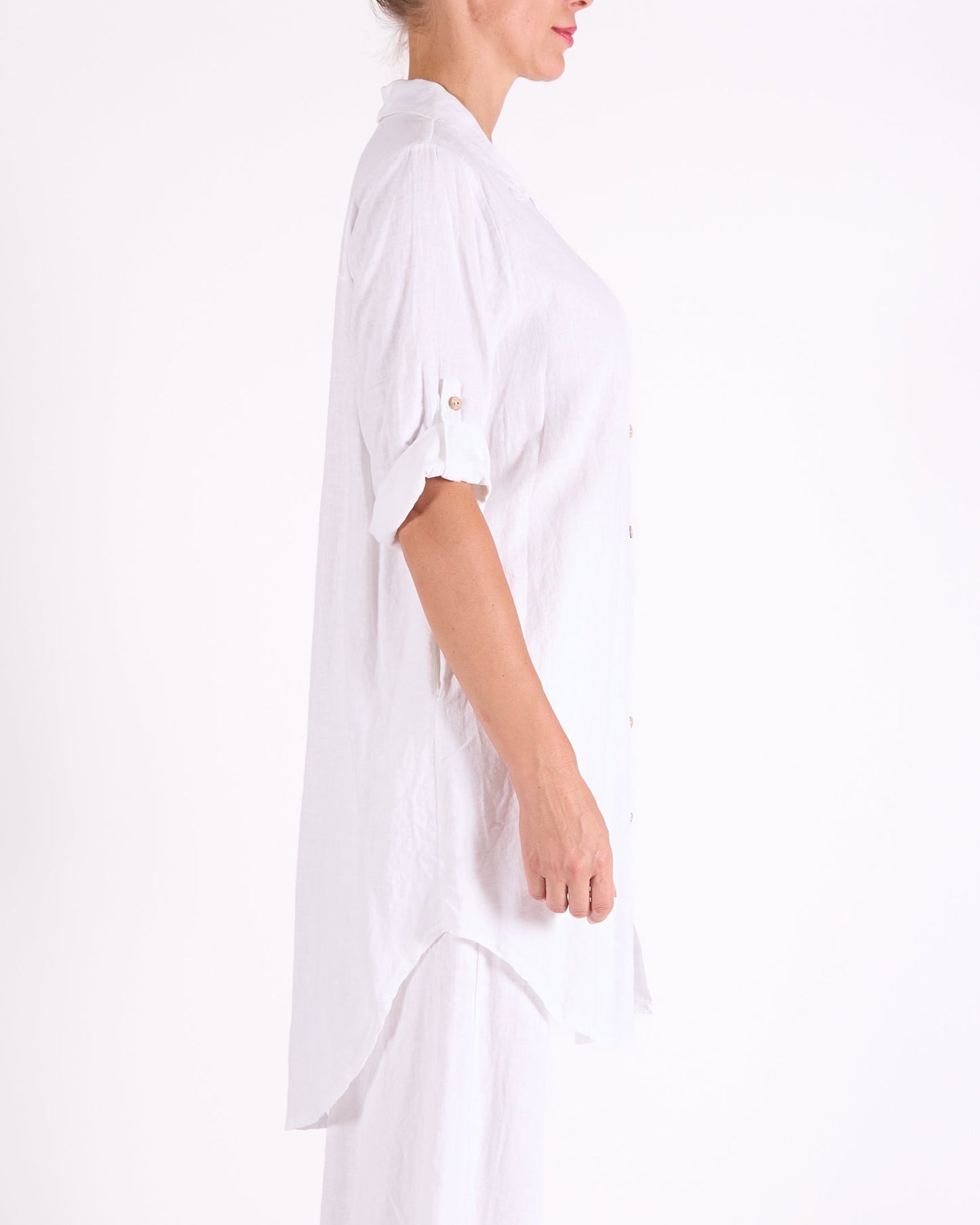 Robe chemise boutonnée blanche avec manches retroussables et 1 poche