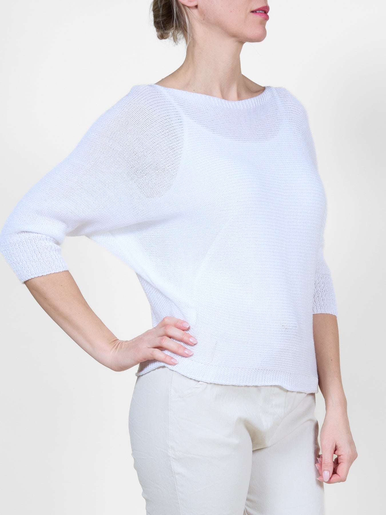 Pull blanc léger à dos nu en forme de goutte