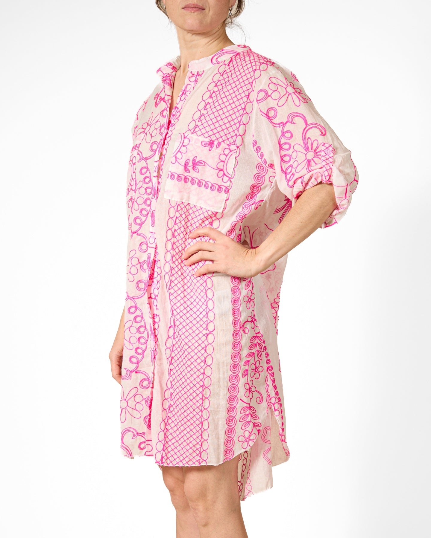 Haut brodé à boutons cerises et manches retroussables