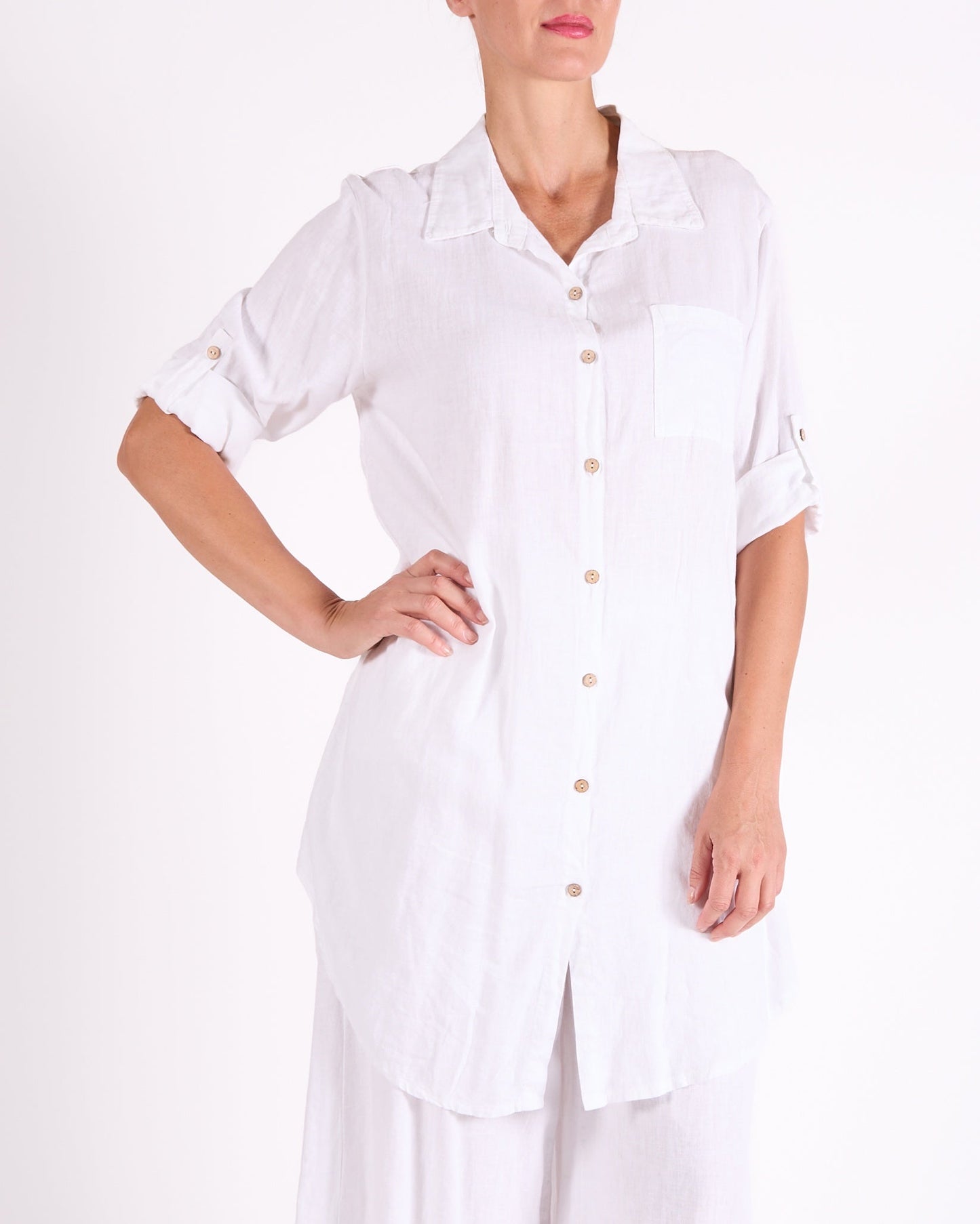 Robe chemise boutonnée blanche avec manches retroussables et 1 poche