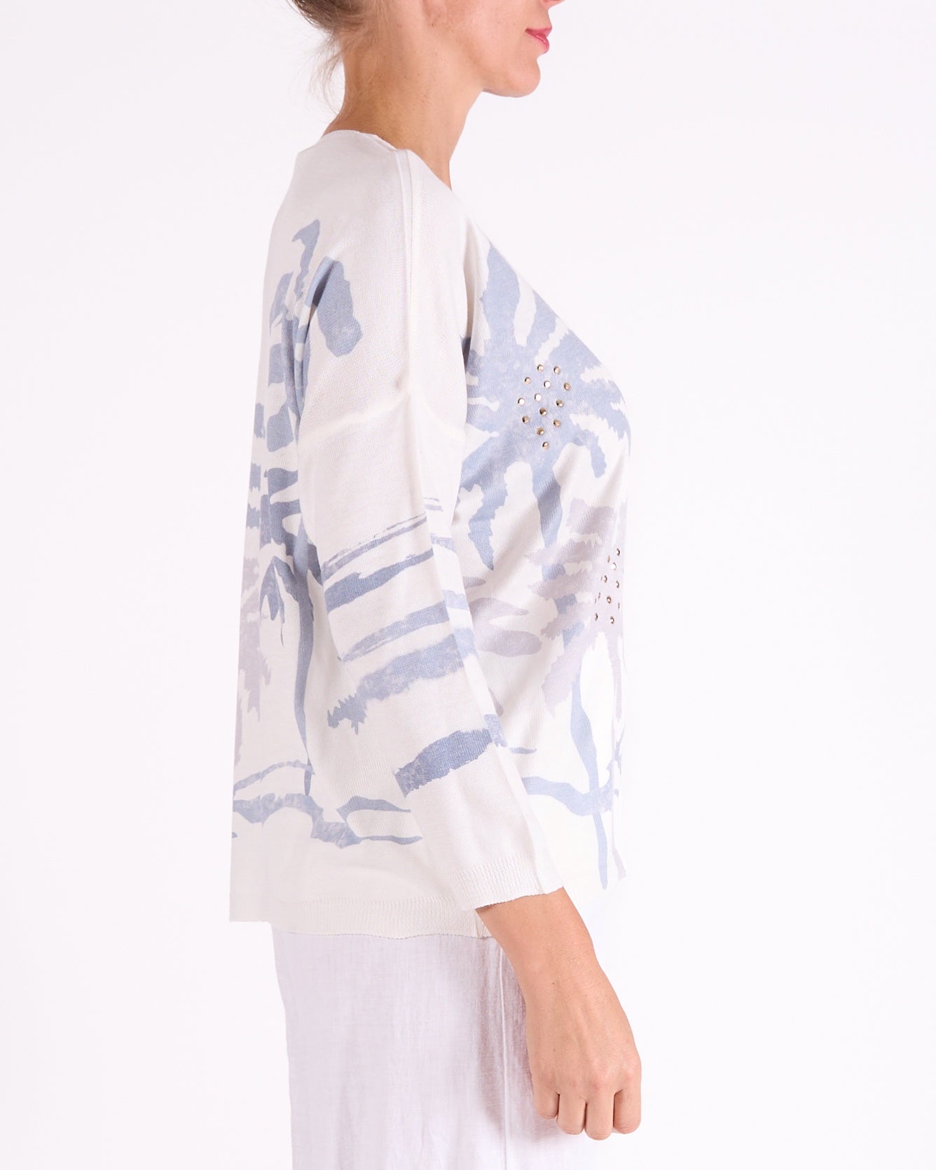 Pull clouté à col en V et motif palmier, bleu à épaules tombantes