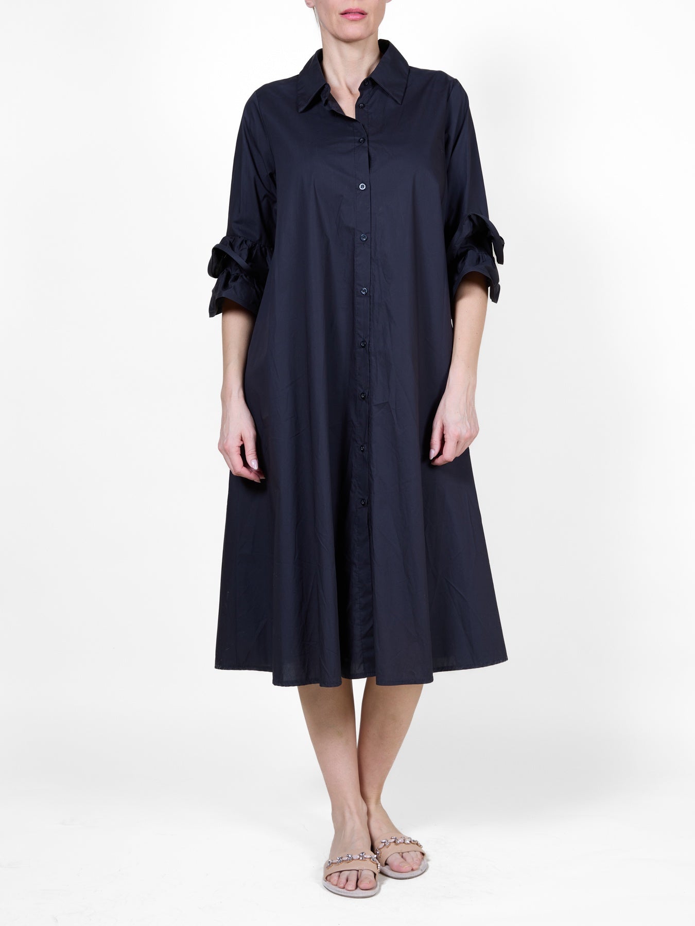 Robe noire boutonnée sur le devant avec manches à volants 3/4