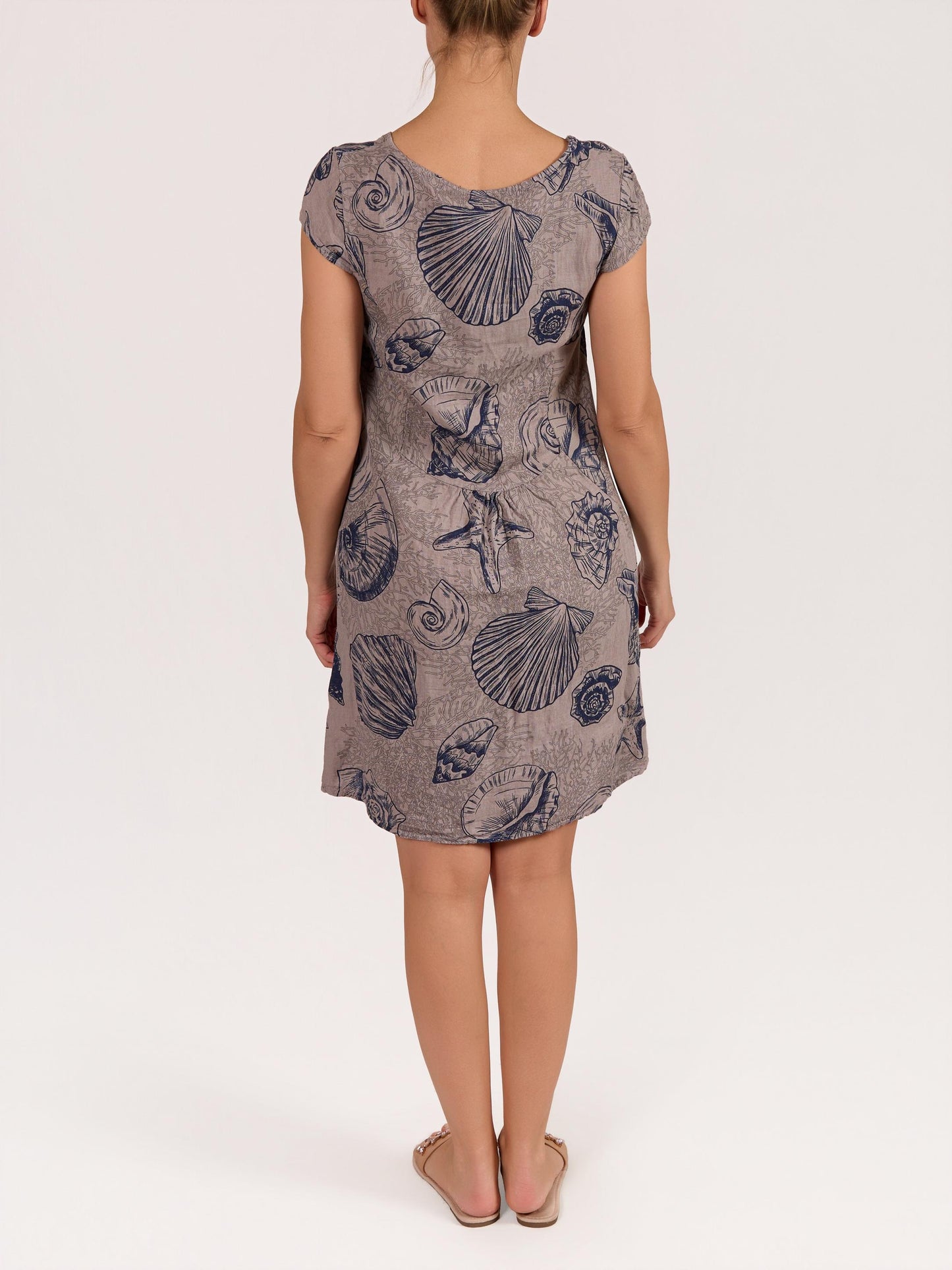 Robe taupe à manches capuchon avec imprimé coquillages et côtés en maille côtelée
