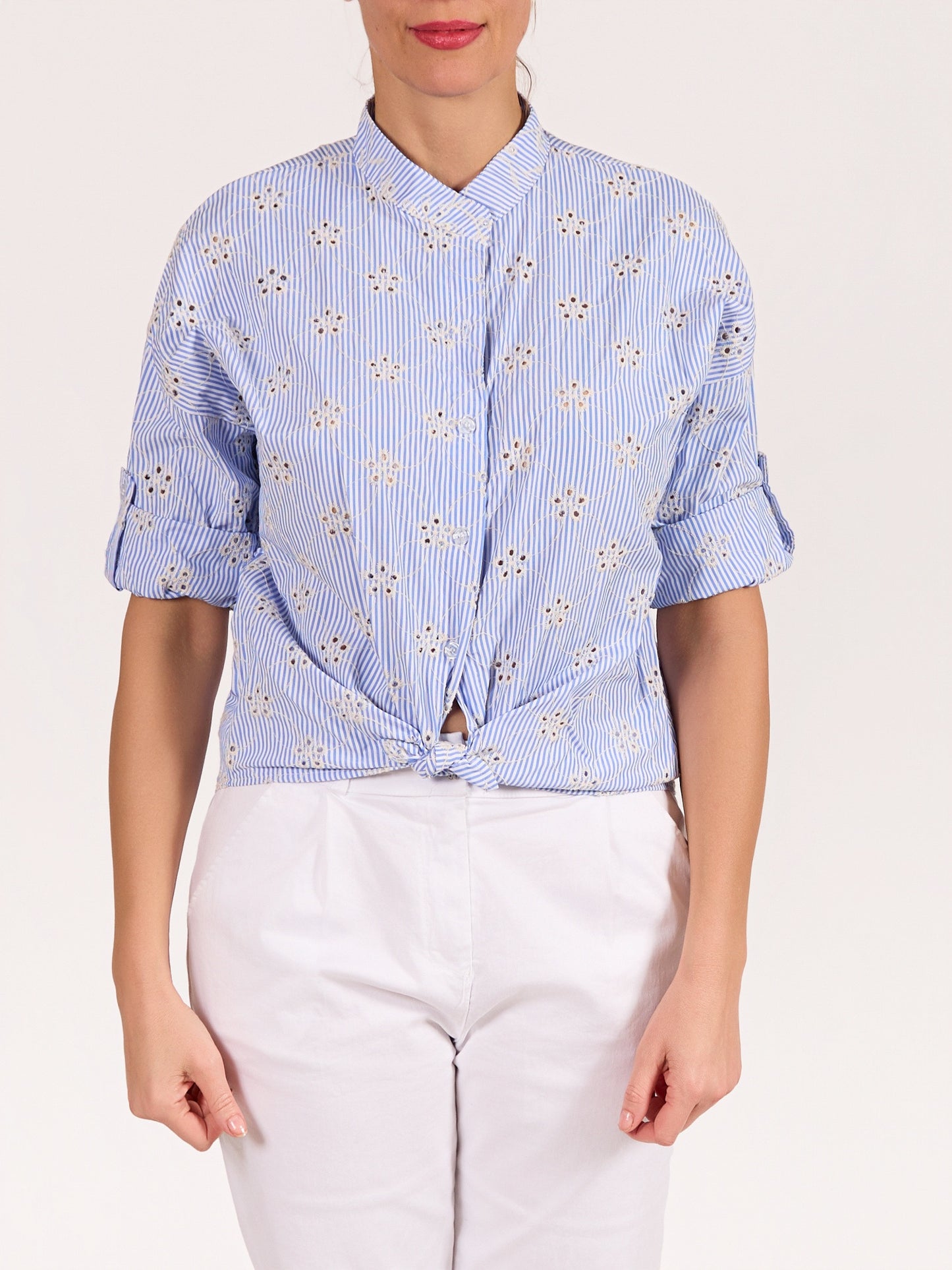 Chemise bleue boutonnée à l’avant à col mandarin avec rayures et broderie anglaise