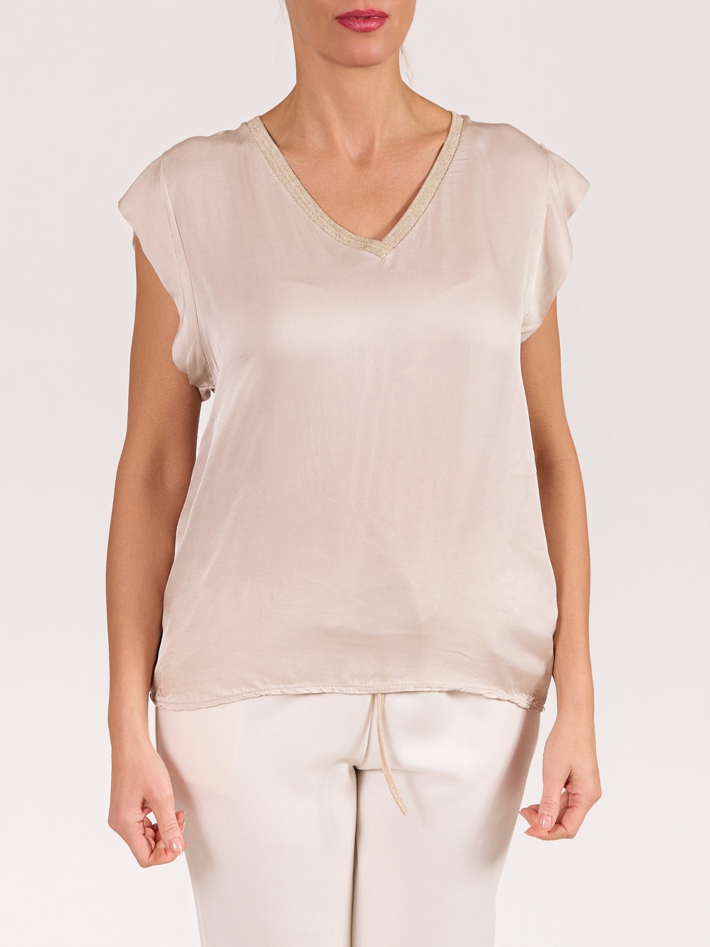 Haut beige en satin à col en V avec détail lurex et manches courtes