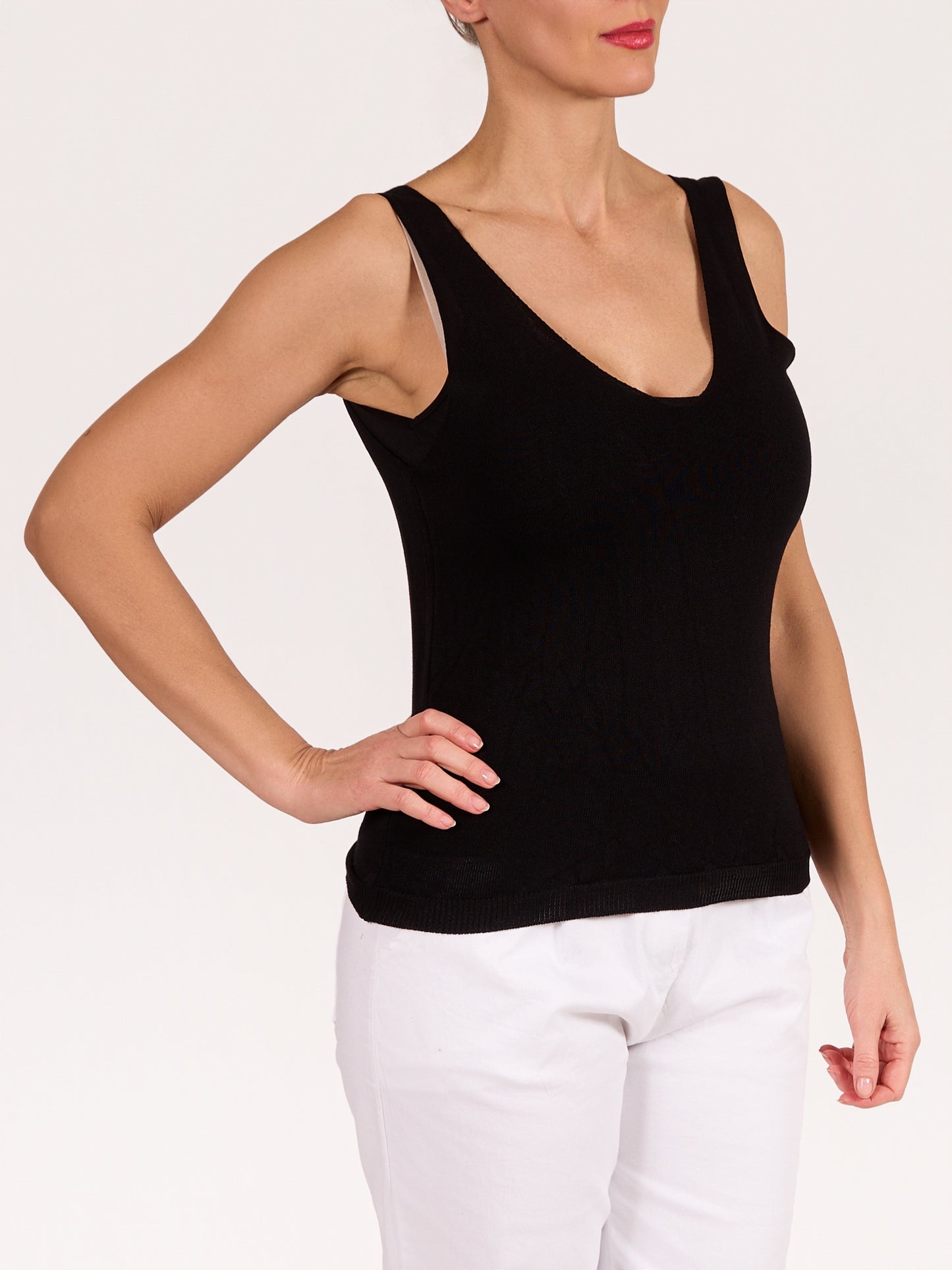 Camisole noire à encolure en V profond à l’avant et au dos