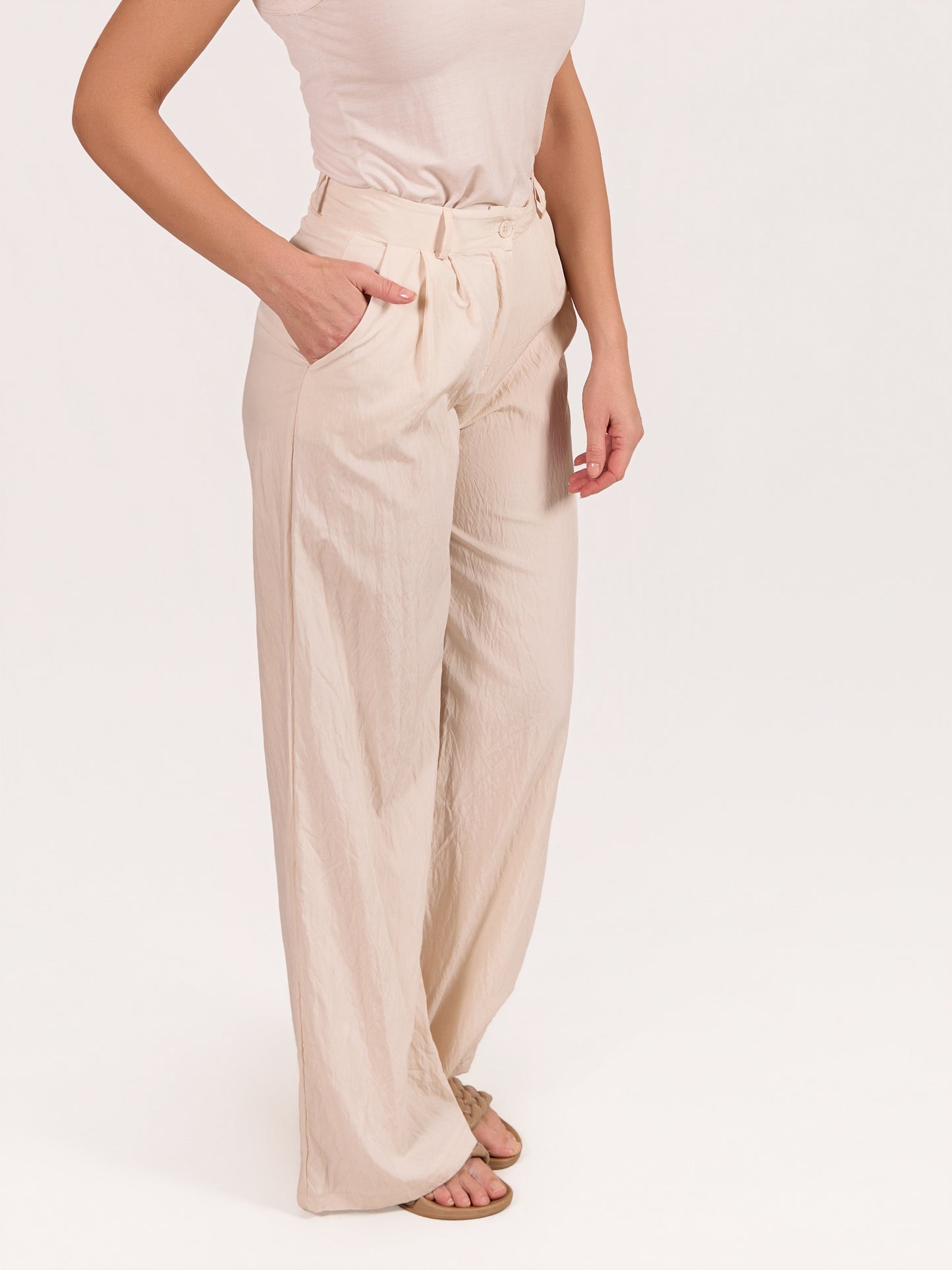Pantalon beige froissé à boutons à l’avant