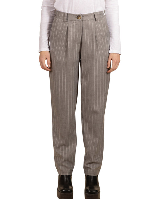 Pantalon à rayures fines, fermeture éclair et deux poches, couleur pierre