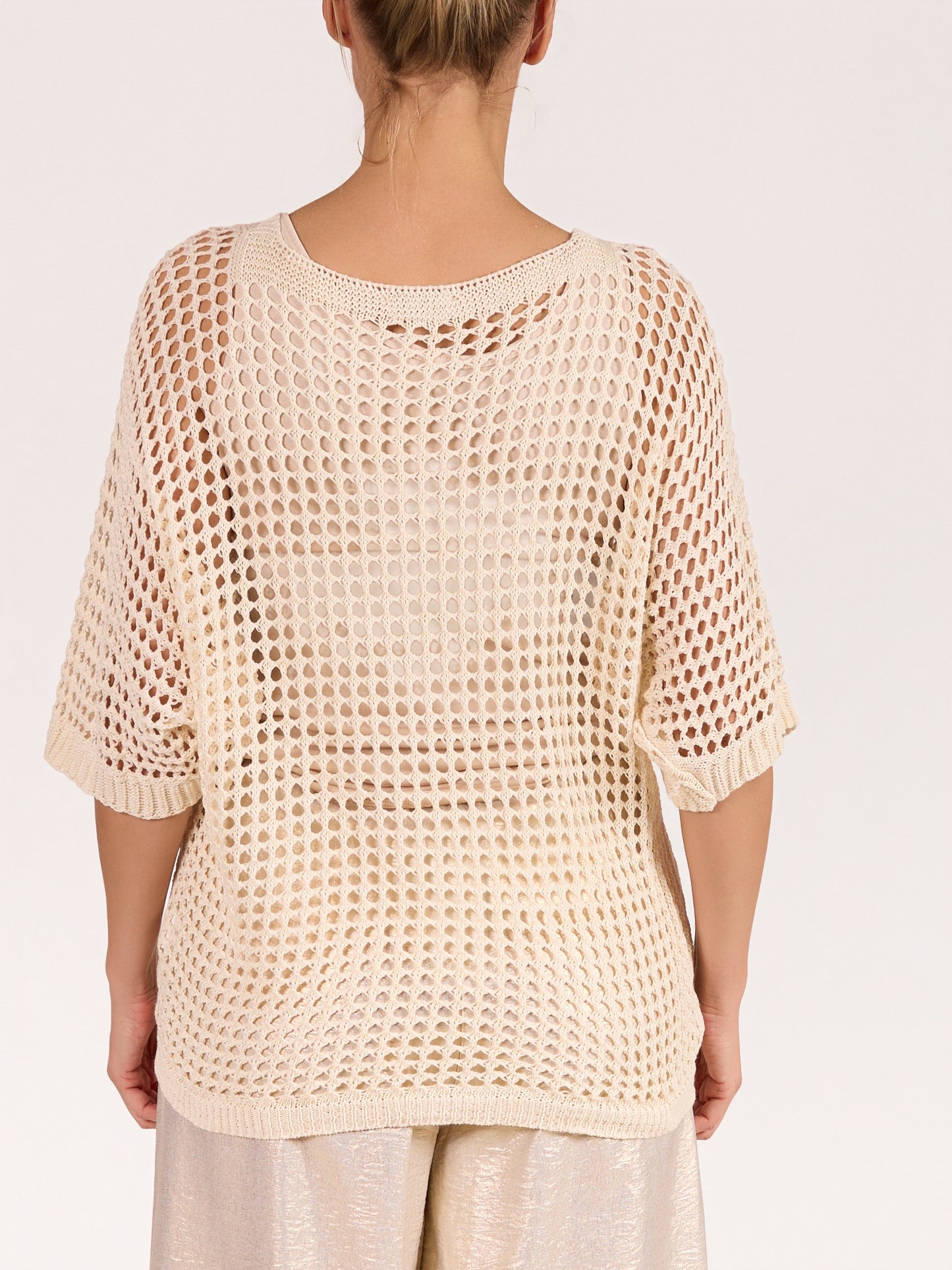 Chandail beige en crochet à col en V et épaules tombantes