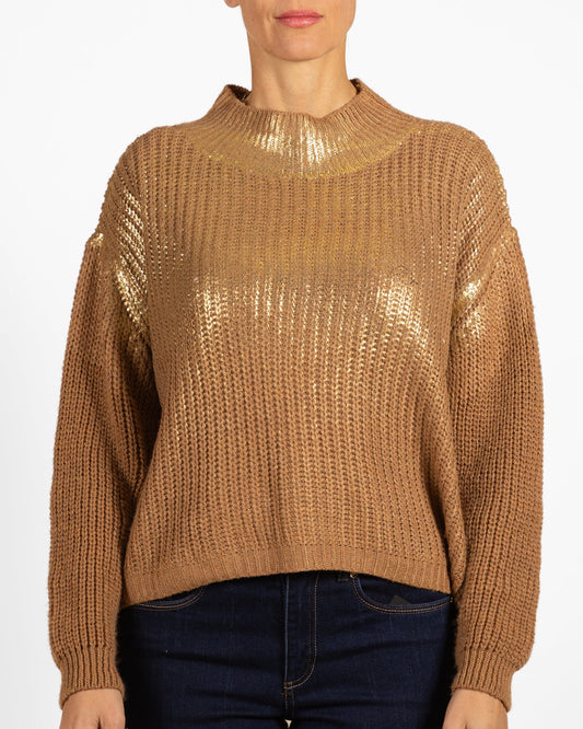 Pull à col montant couleur cognac avec détail doré sur le devant et coupe carrée