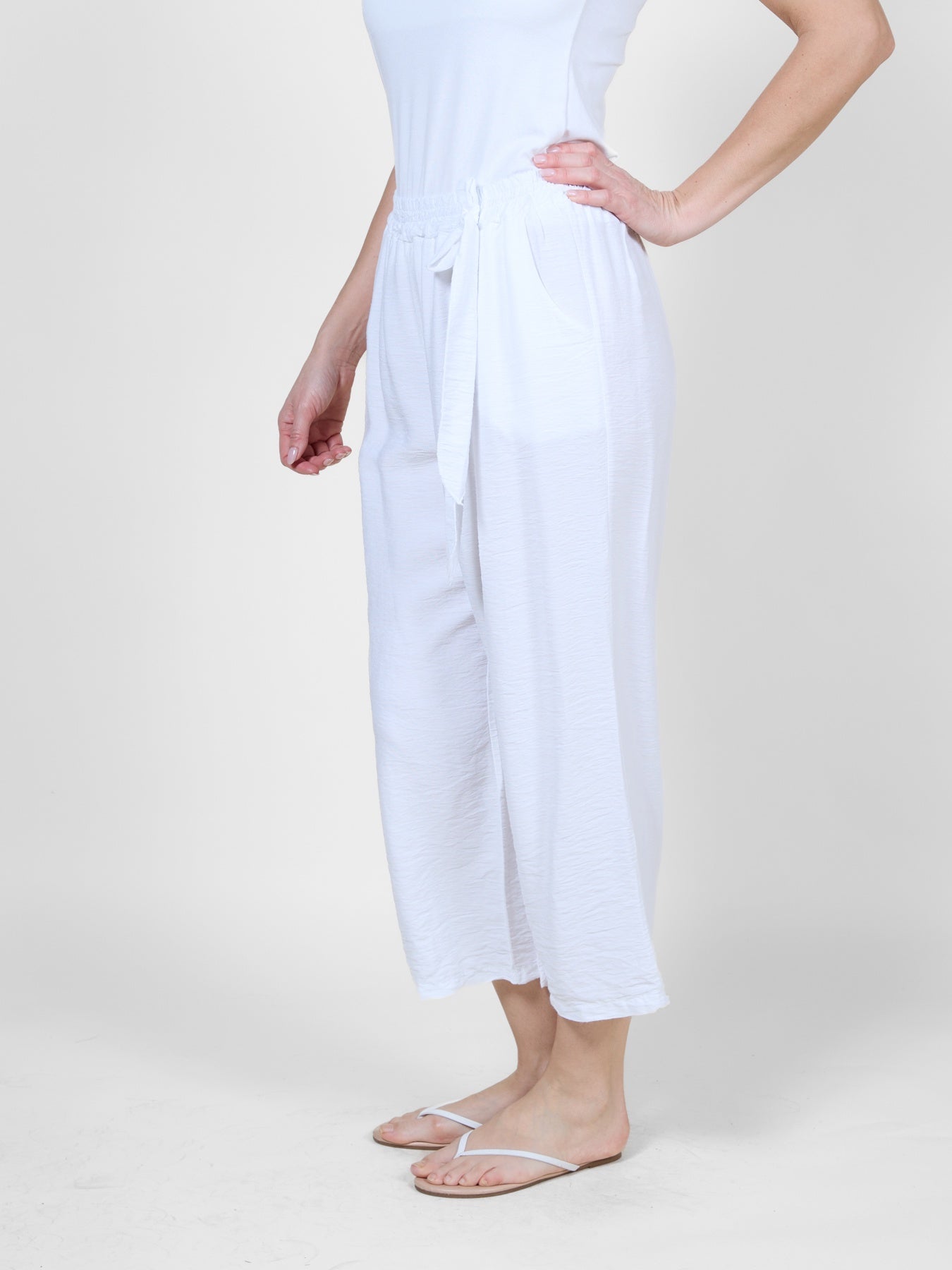 Pantalon blanc court à enfiler avec ceinture à nouer