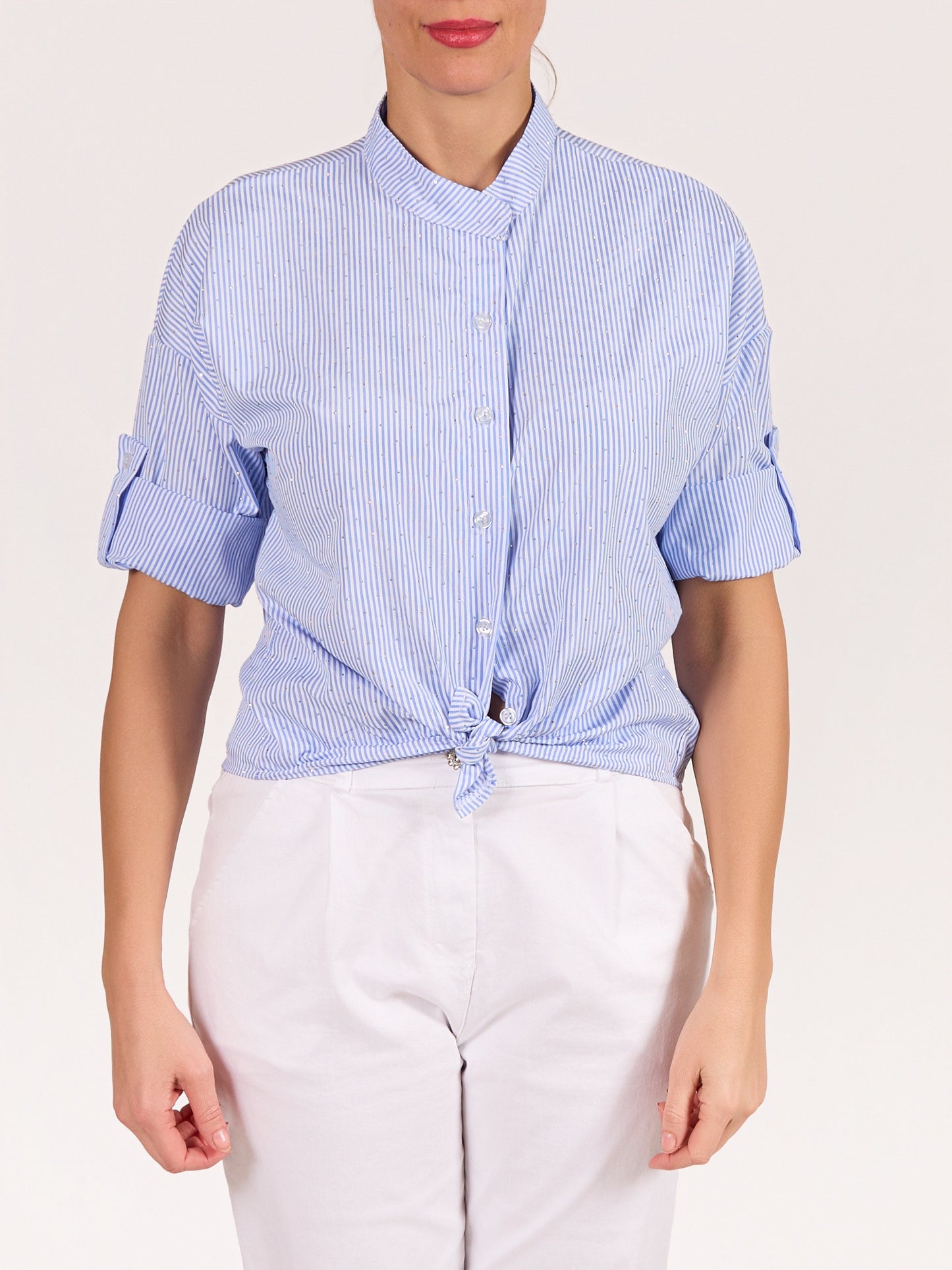 Chemise bleue boutonnée à l’avant à col mandarin avec rayures, clous décoratifs et ourlet asymétrique