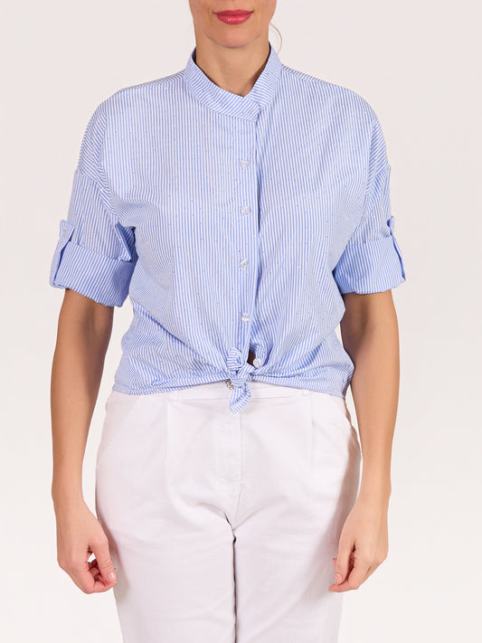 Chemise bleue boutonnée à l’avant à col mandarin avec rayures, clous décoratifs et ourlet asymétrique