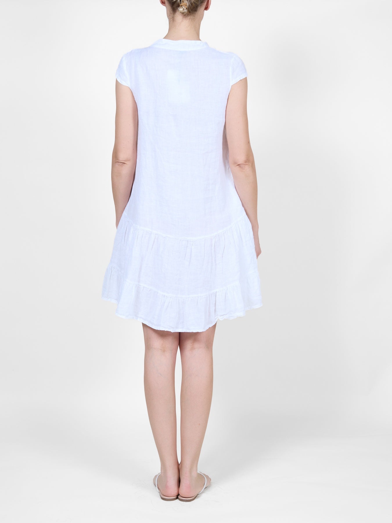 Robe paysanne blanche à patte de boutonnage sur le devant et manches courtes