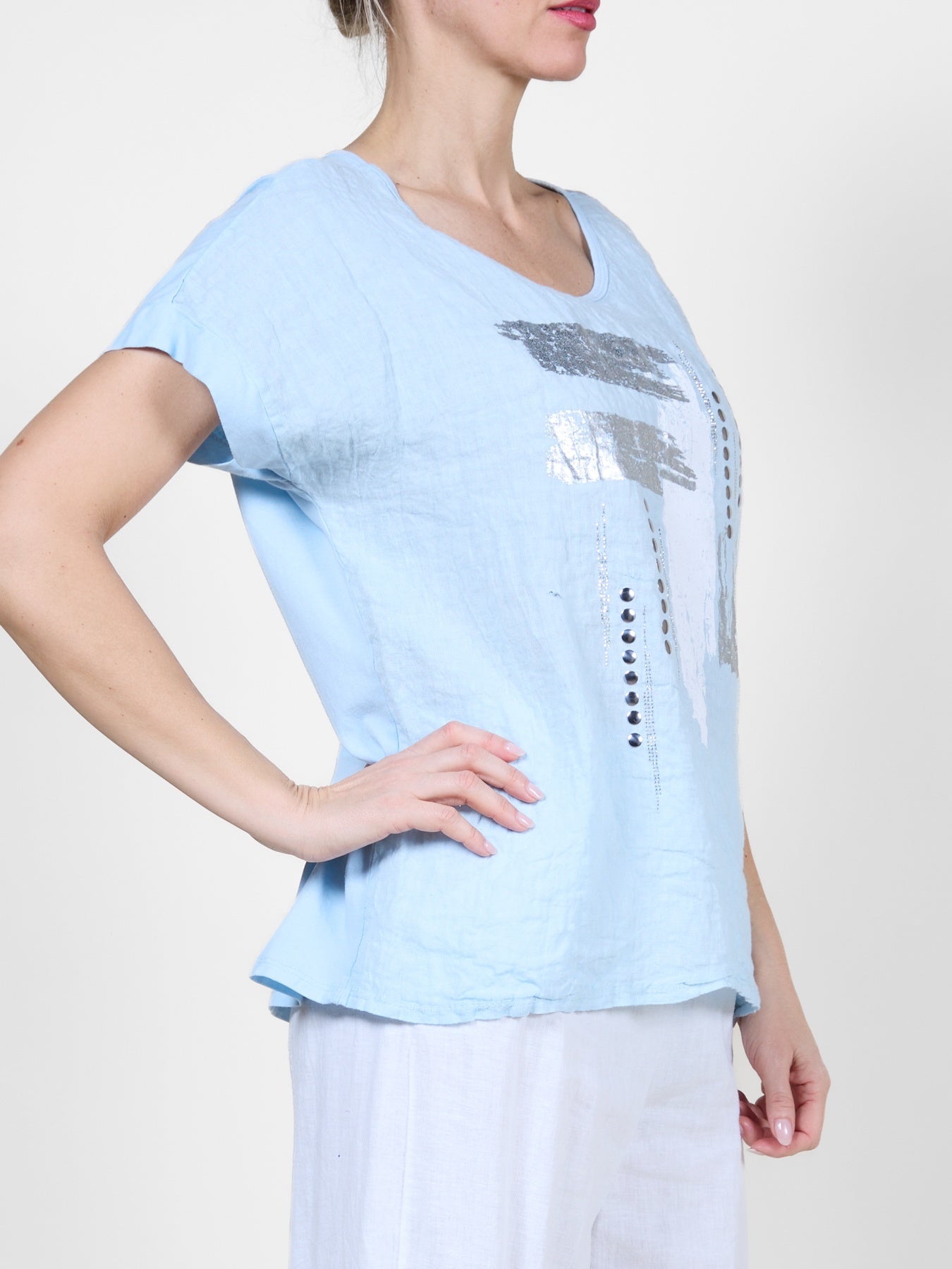 T-shirt bleu clair à motif argenté métallisé à coups de pinceau et à pois