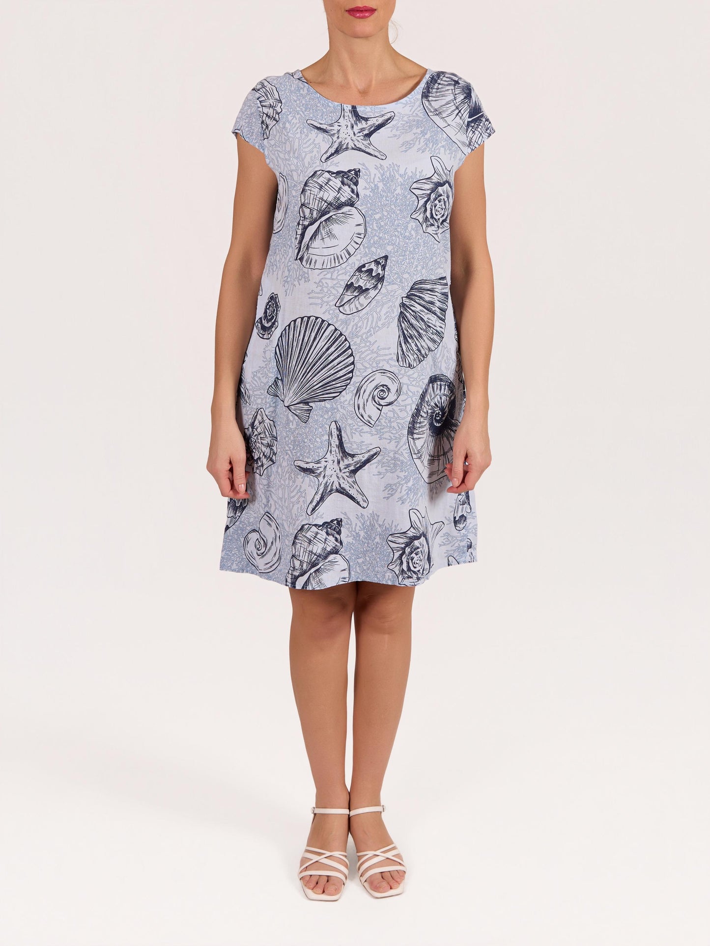 Robe bleue à manches capuchon avec imprimé coquillages et côtés en maille côtelée