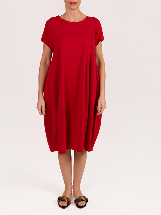 Robe rouge à manches courtes et encolure ronde avec bordure contrastante