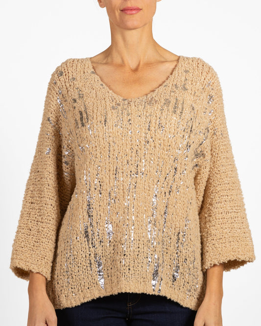 Pull en chenille camel à col V profond, manches dolman ¾ et détail métallisé sur le devant