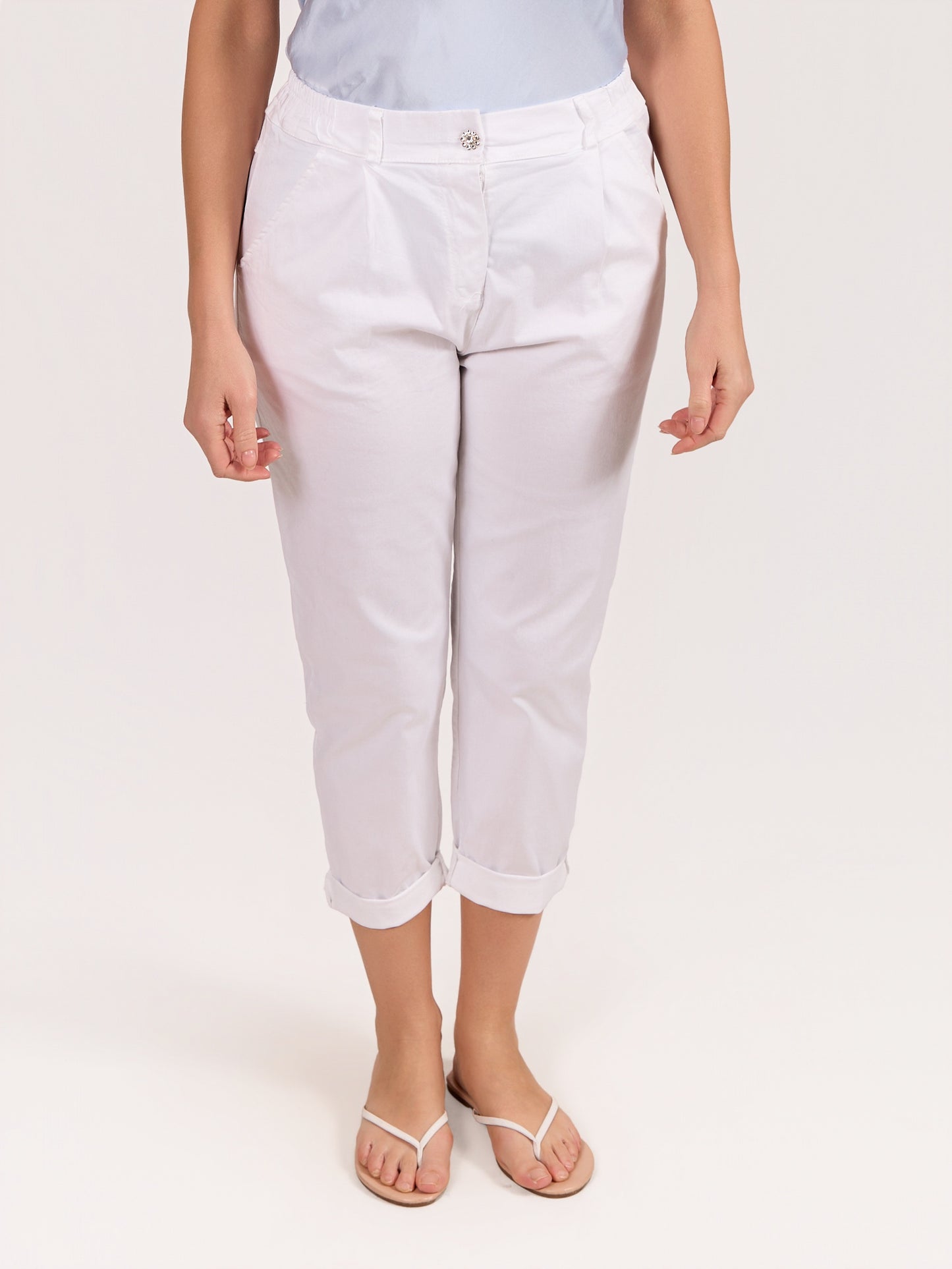 Pantalon blanc à boutons strass avec fermeture éclair à l’avant