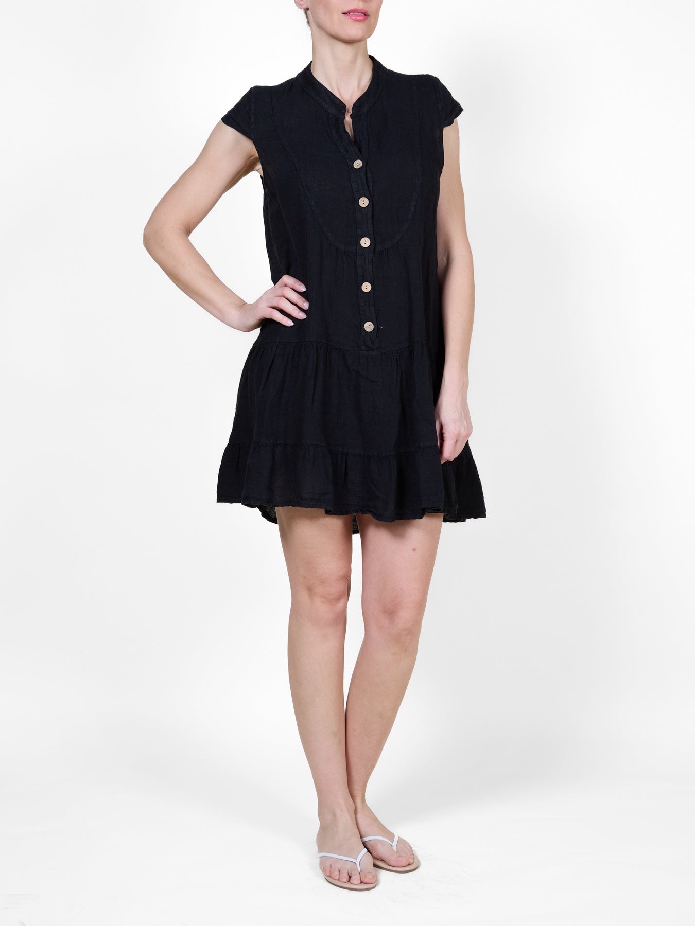 Robe paysanne noire à patte de boutonnage sur le devant et manches courtes