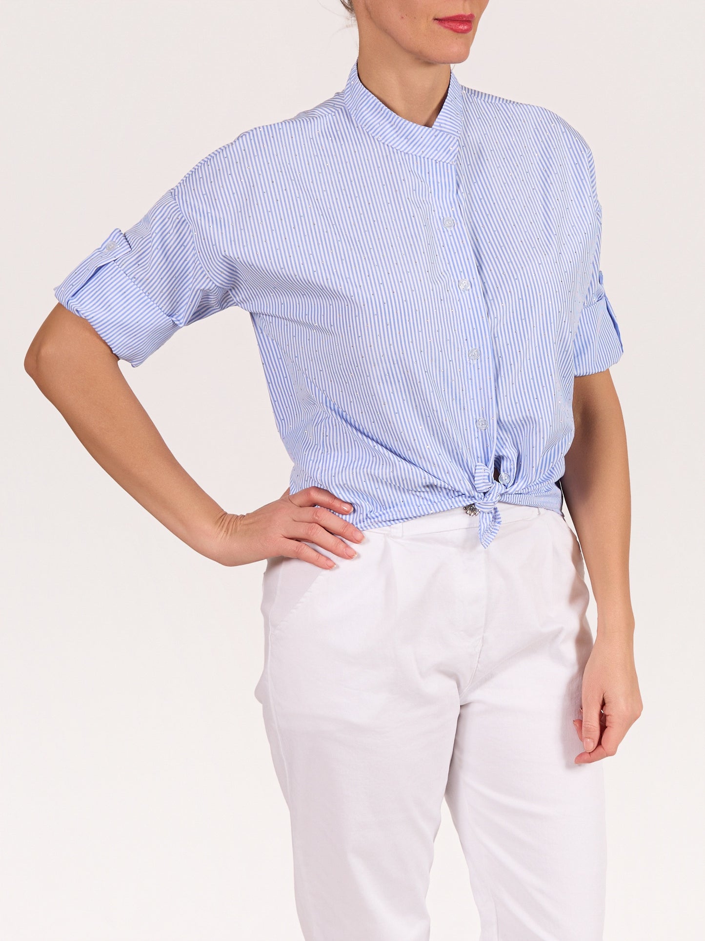 Chemise bleue boutonnée à l’avant à col mandarin avec rayures, clous décoratifs et ourlet asymétrique
