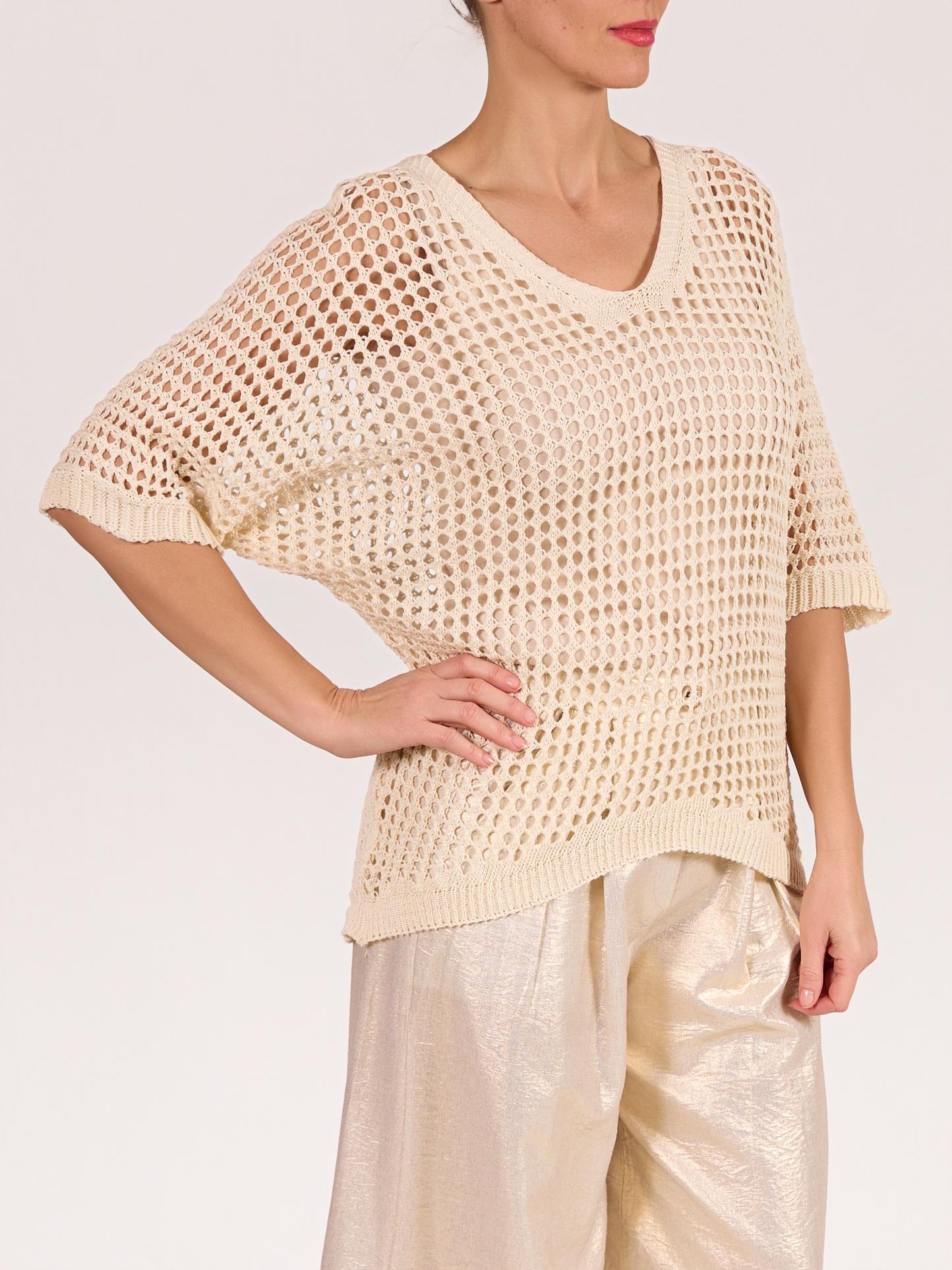 Chandail beige en crochet à col en V et épaules tombantes