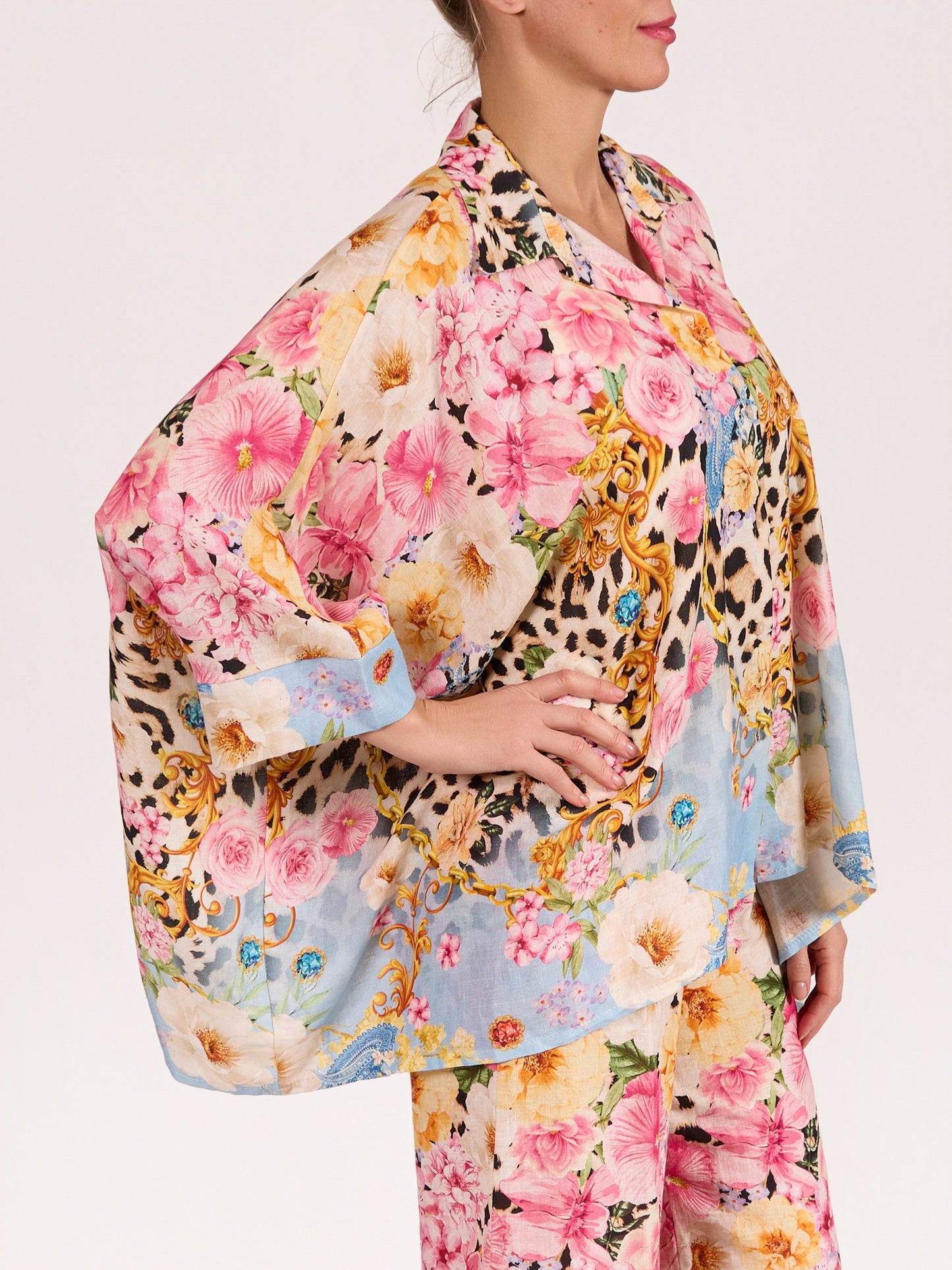 Chemise Rose à Épaules Tombantes avec Imprimé Tigre Floral et Boutonnage à l’Avant