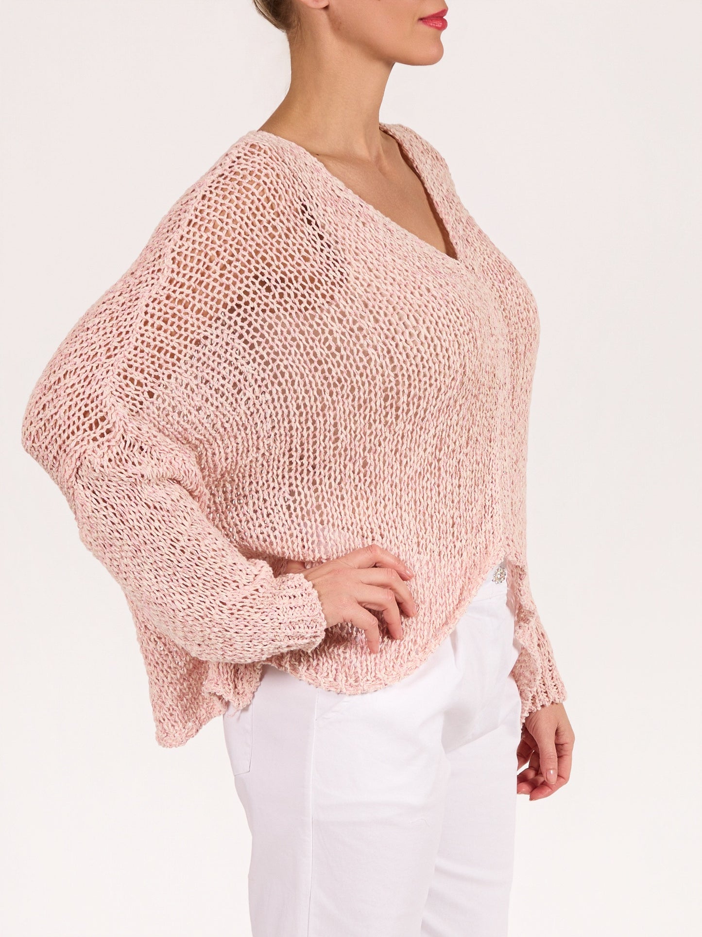 Pull en crochet à col en V rose à épaules tombantes avec fil lurex